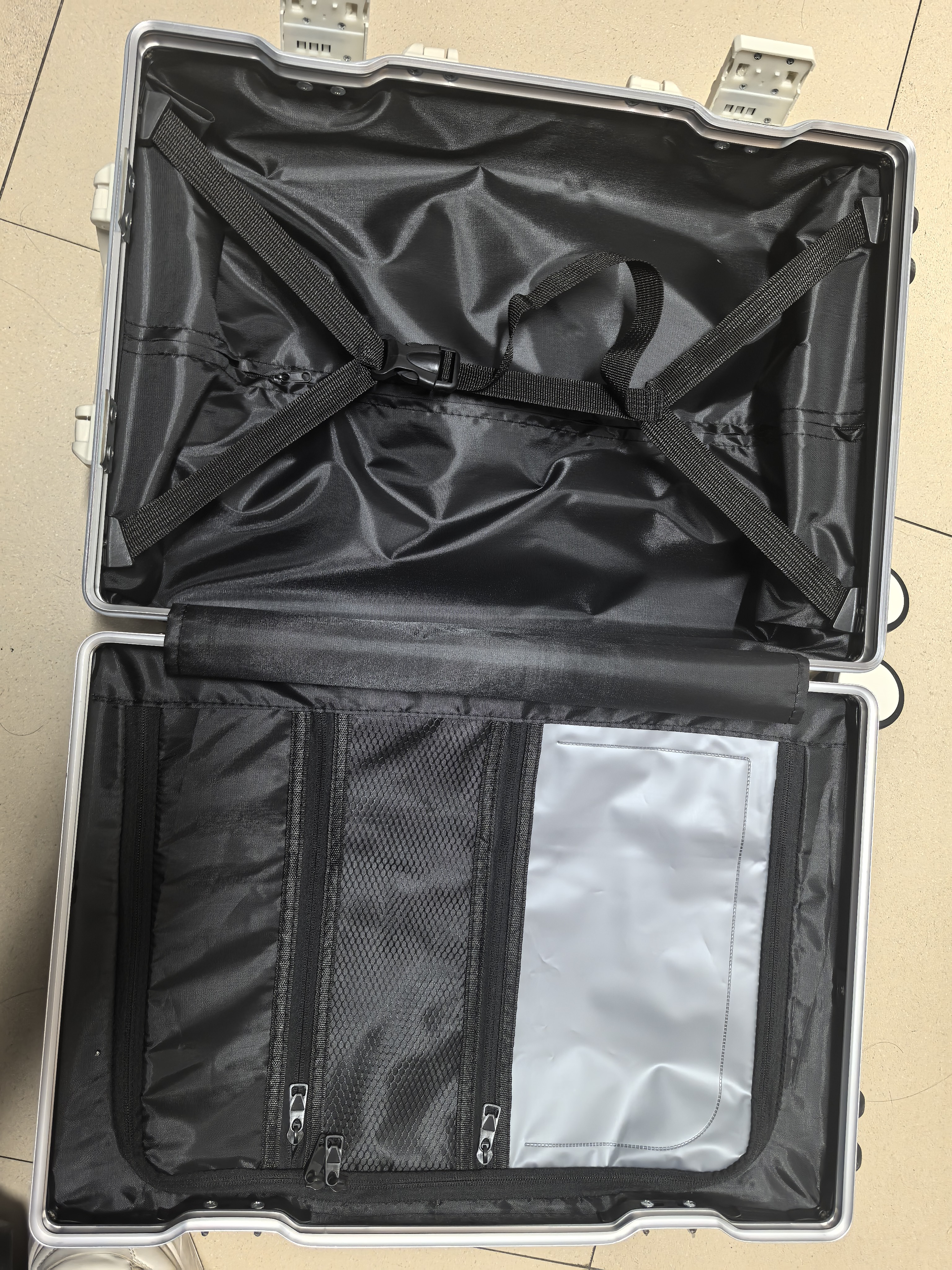 双星（doublestar）行李箱铝框拉杆箱加厚结实抗压旅行箱登机箱大容量学生密码箱皮箱 静雅白/明日达【加厚铝框+可坐可骑】 20英寸 【可登机箱，短途出差】 实拍图