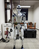 宇树（Unitree）【价保618】R1人形机器人  AI大模型 语音交互 定制改造 家庭陪伴 文娱商演 教育科研 R1蓝白色 实拍图