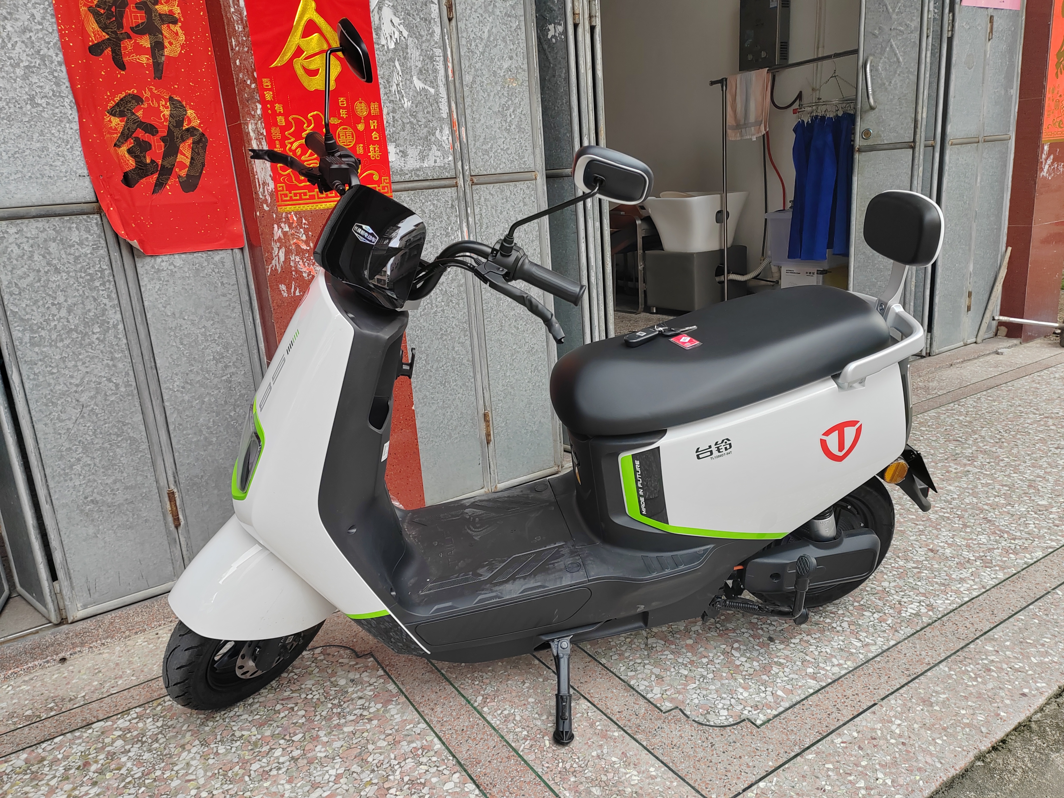 台铃电动车72V长续航电动摩托车1200W大功率时尚男女电摩电瓶车 星耀白/72V23A电池/1200W电机 实拍图