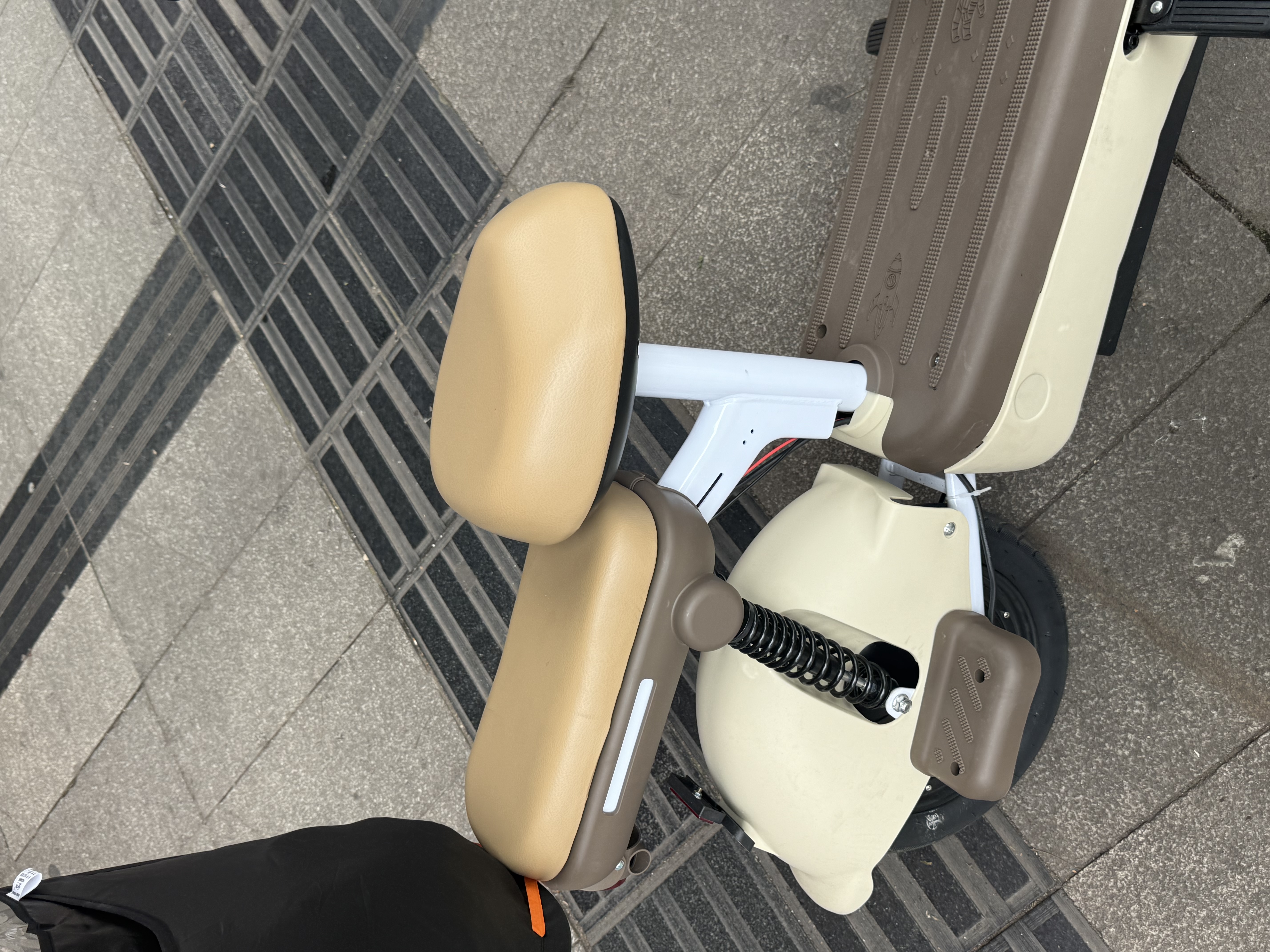 预米新国标电动车电瓶车电动车架自行车元宇宙电瓶车成人男女通用代步车长续航踏板代步助力车 米色【品牌电池全国联保】 【锂电】原装20A-续航140里 实拍图
