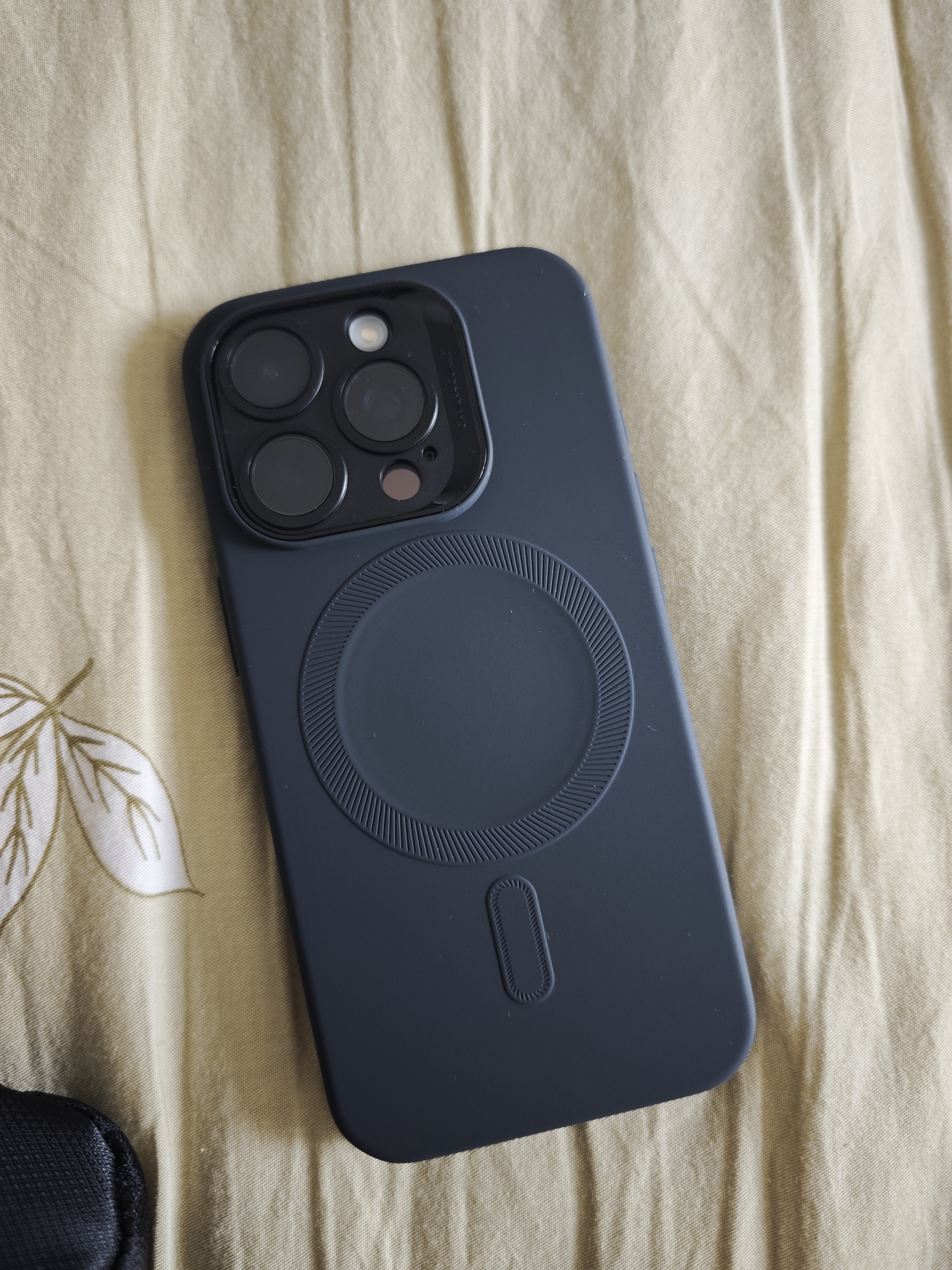 亿色【安全无铅认证】适用苹果16promax手机壳磁吸iphone16pro液态硅胶保护套16系列Magsafe充电ins款 【黑色】带Ai按键丨肤感液态磁吸壳 iphone 16 pro 实拍图