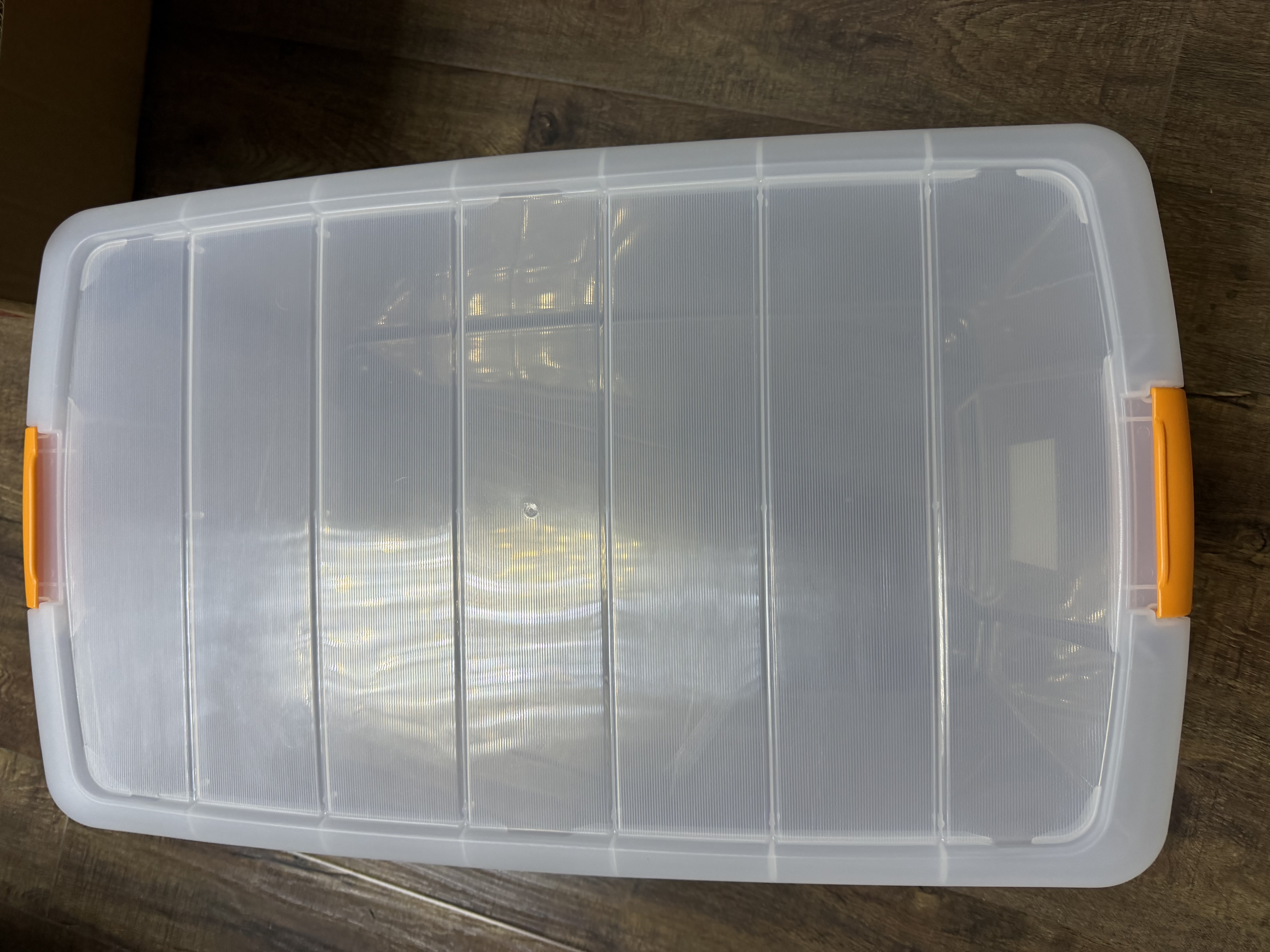 爱丽思（IRIS） 特大号收纳箱透明塑料搬家箱衣服收纳盒子衣物整理箱子储物盒 *橙色把手/透明 单个装 56L 长66*宽40*高32 实拍图