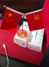 【抖音爆款】党旗国旗摆件桌面摆件小红旗办公室装饰旗车载摆件 桌面摆件【我爱中国】1套（不可升降） 实拍图