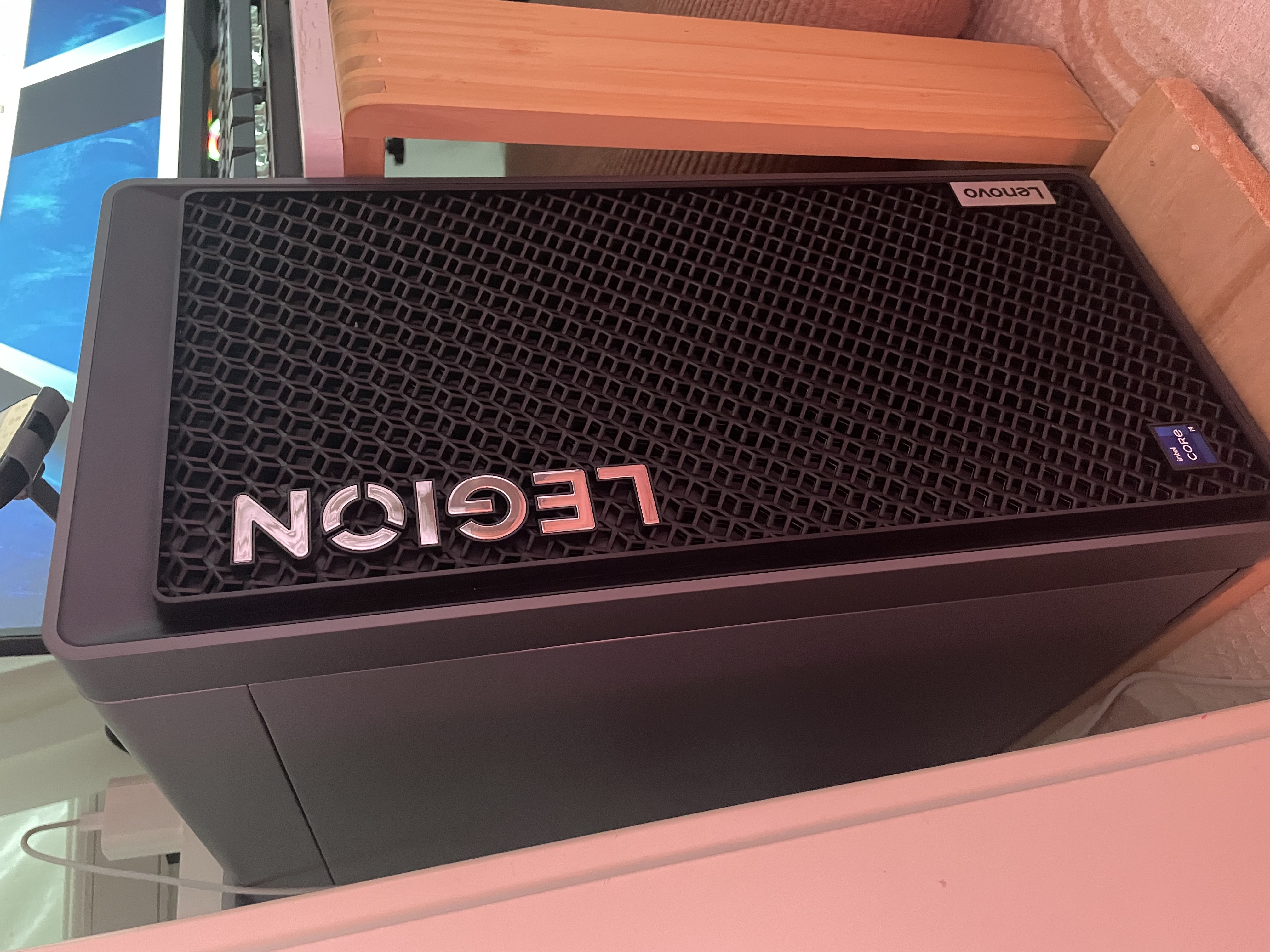 联想（Lenovo）联想拯救者刃7000K游戏主机(i9-14900HX RTX5060TI 8GB显卡 32G ) 27英寸240Hz显示器 实拍图