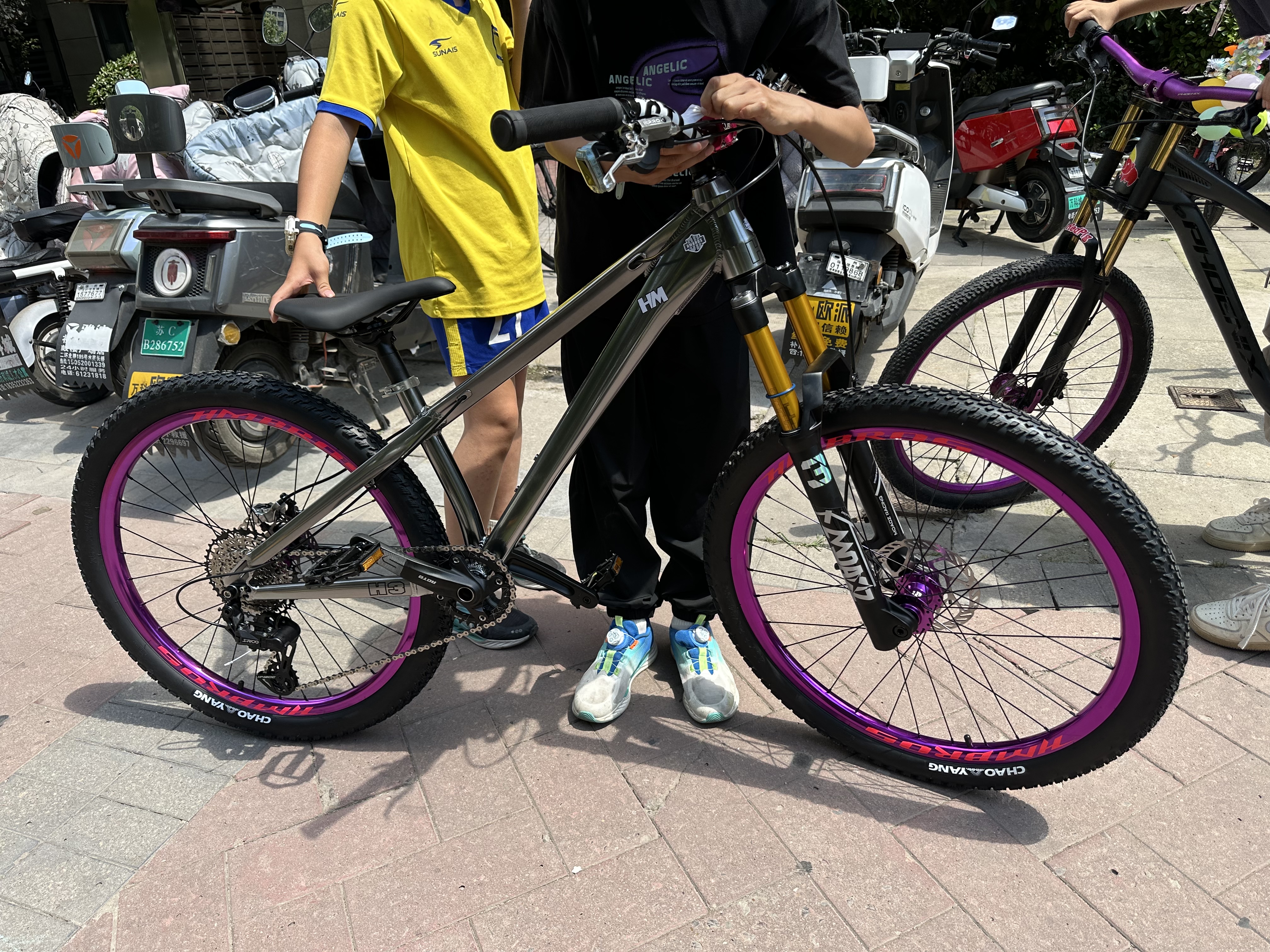 HMBROS哈曼H3变速土坡车26款四活塞油碟玛佧威气叉中学生越野山地车 金属钛 10速 26款 26英寸 实拍图