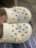 名创优品（MINISO）洞洞鞋女款夏季户外穿eva防滑防臭可DIY沙滩鞋增高凉拖鞋女士 卡其+海洋星星 36-37 实拍图