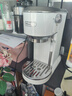 德龙（Delonghi）半自动咖啡机家用小型 意式15Bar泵压冷萃咖啡 软触屏手动奶泡自动停流金属机身 吉拉朵系列 EC890 .W氧气白 即时加热 自动关机 专业蒸汽细杆拉花 实拍图