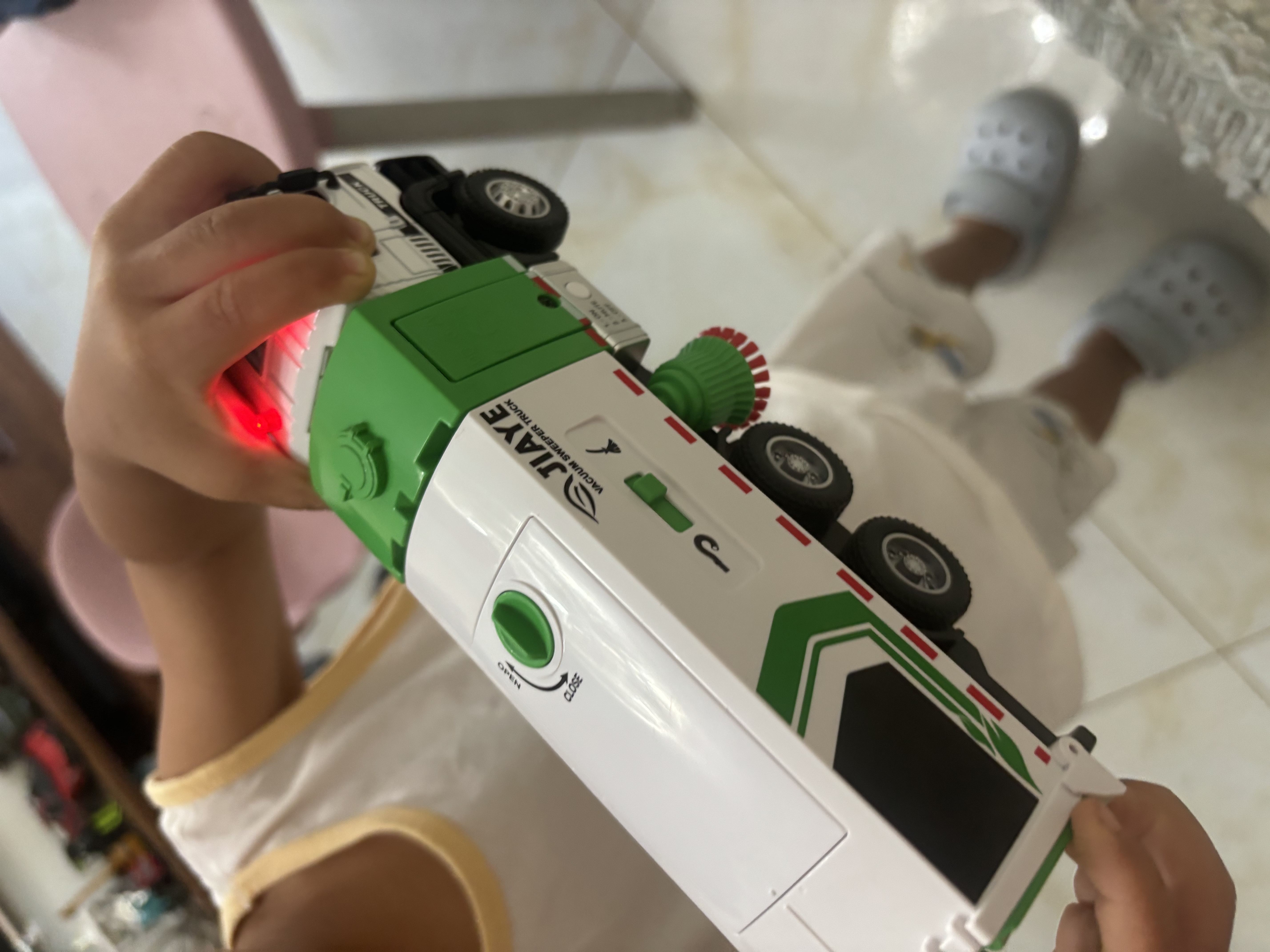 卡威合金电动扫地车清扫车儿童玩具车环卫车垃圾清运车男孩大号运输车 电动充电大吸力扫地工程环卫车火暴款 （扫把可旋转） 实拍图