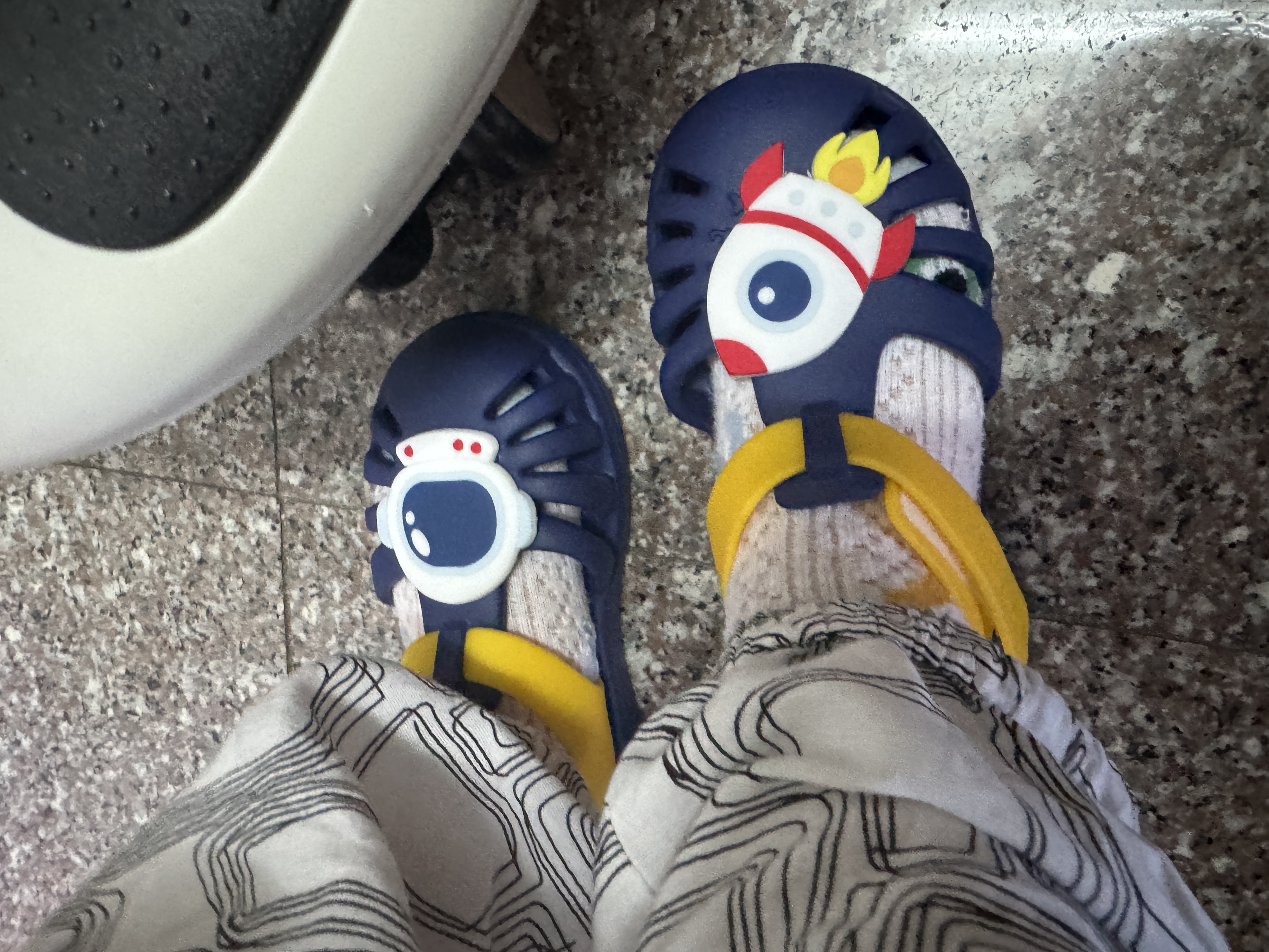 卡特兔儿童洞洞鞋男童凉鞋夏季女宝踩水速干沙滩鞋宝宝凉拖鞋XBI76 实拍图