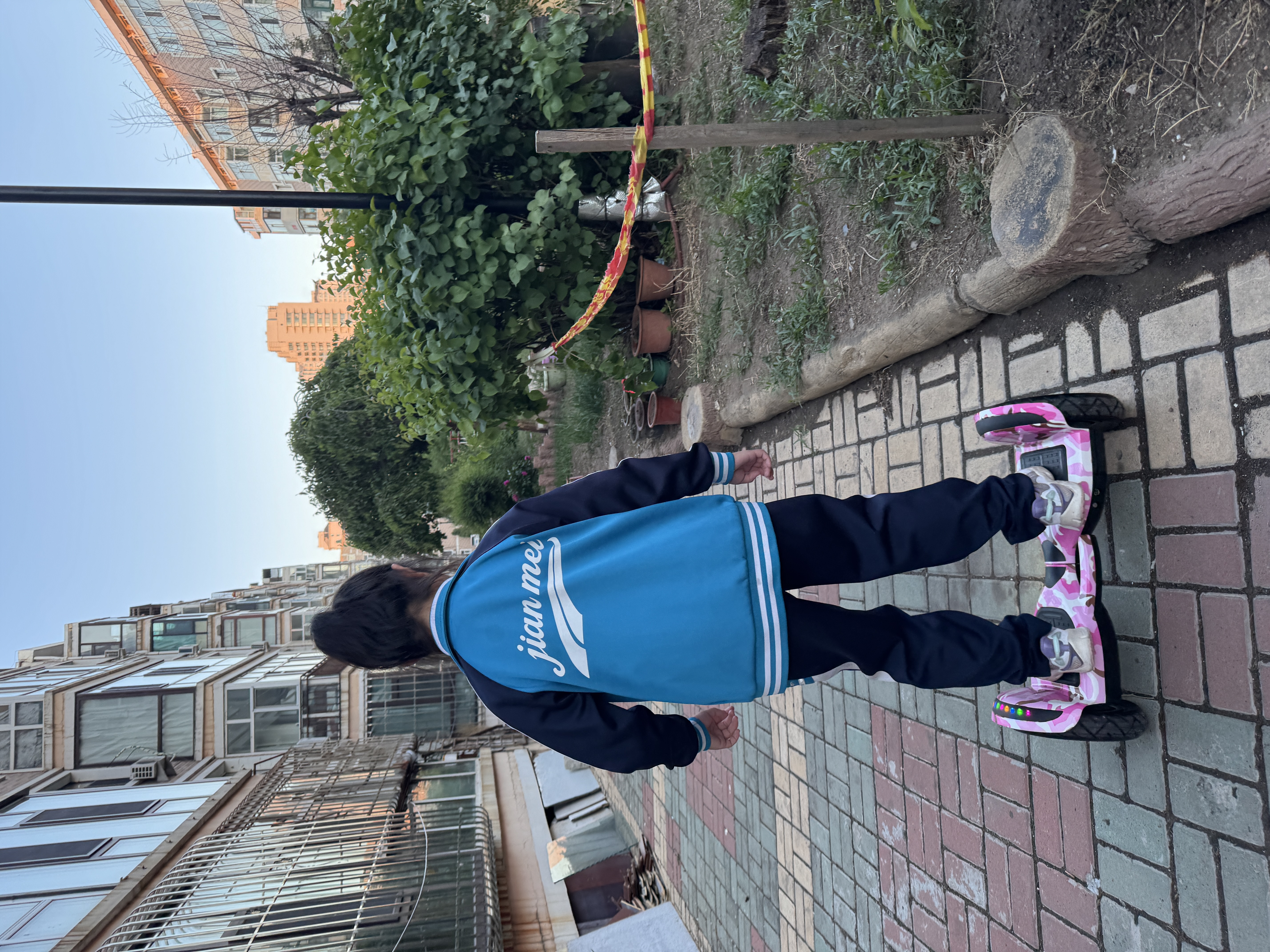 领盟智能儿童礼物电动平衡车两轮自动平行车双轮成年人新款扭扭车 10吋迷彩粉【蓝牙+炫光跑灯+杆】 实拍图