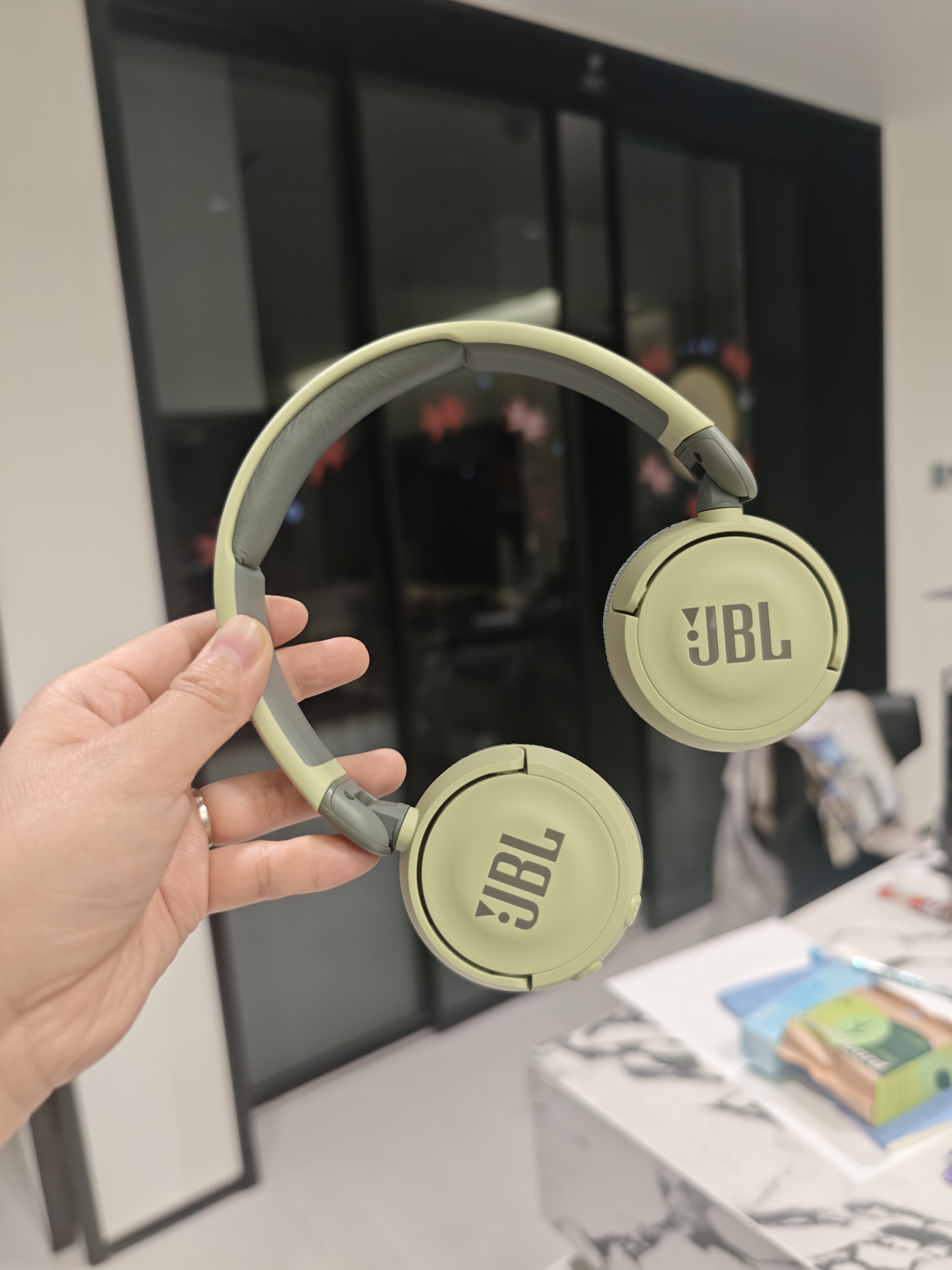 JBLJR310BT 头戴式无线蓝牙儿童耳机 85dB安全音量 英语学习网课 亲子益智教育 便携出行礼物 深林绿 实拍图