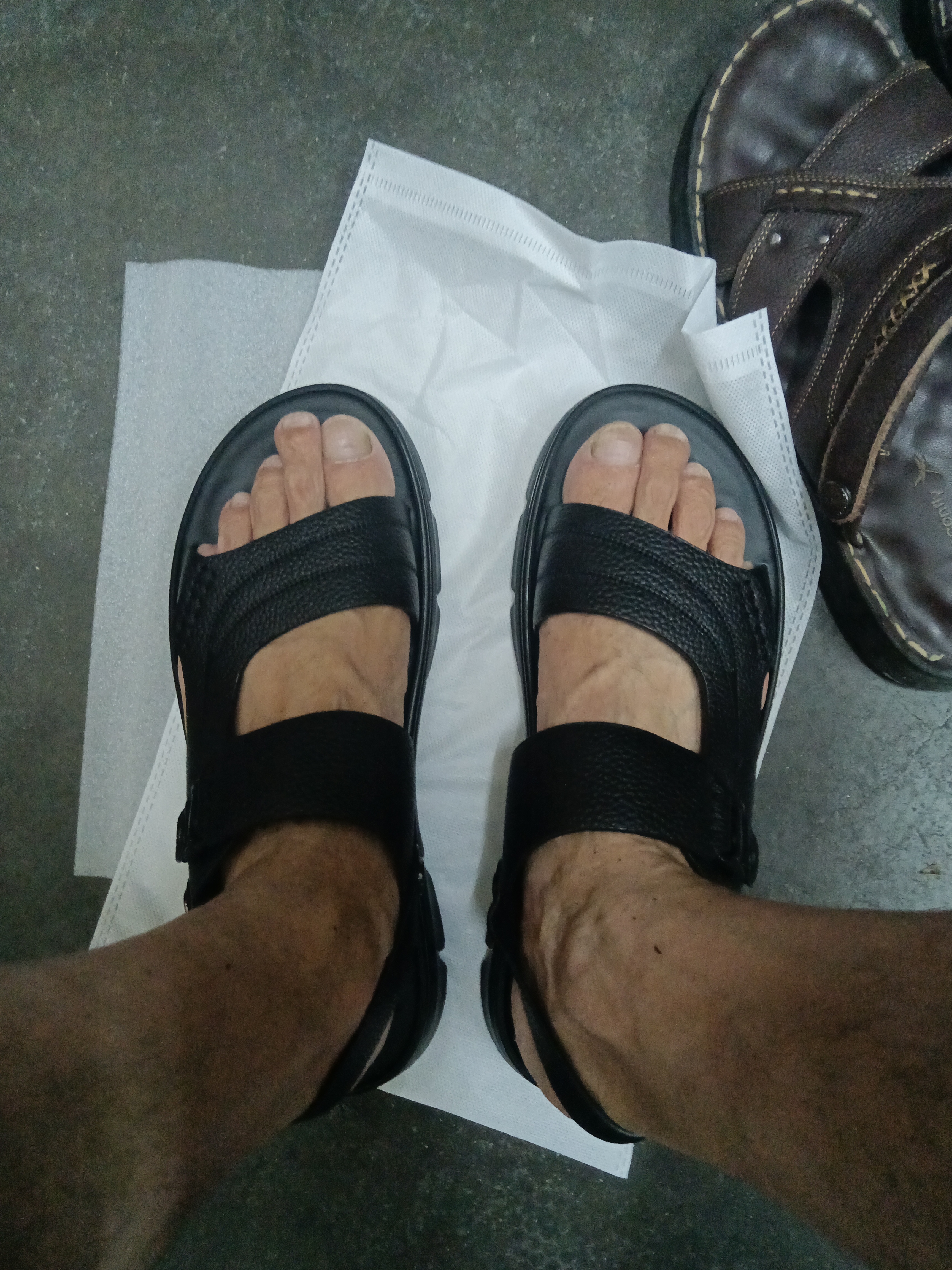 红蜻蜓凉鞋男鞋轻便拖鞋夏季牛皮沙滩鞋露趾透气两穿WTT22118J黑色43 实拍图