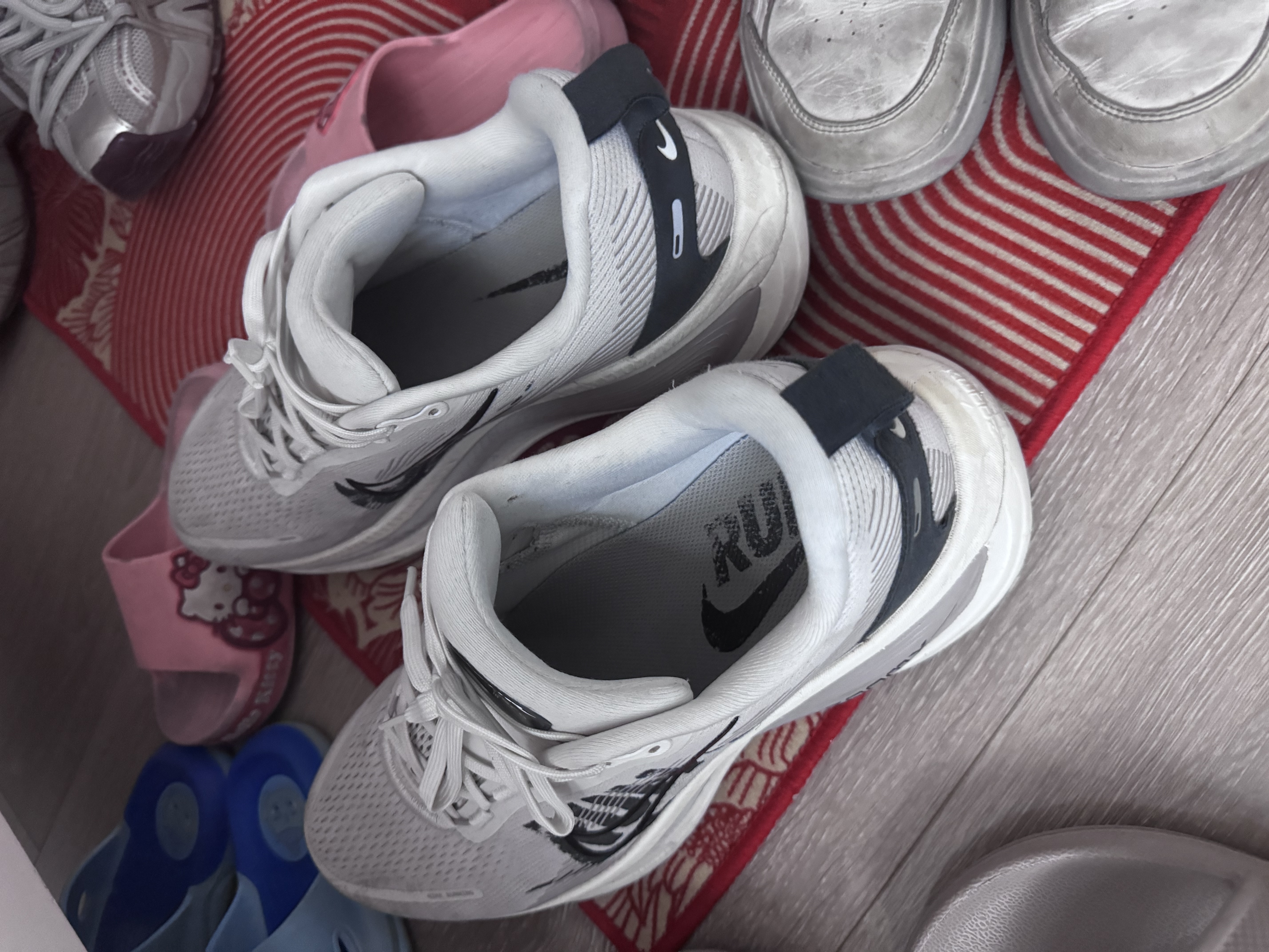 耐克NIKE男子跑步鞋减震 迈柔VOMERO 18 运动鞋HM6803-215黑灰 44 实拍图