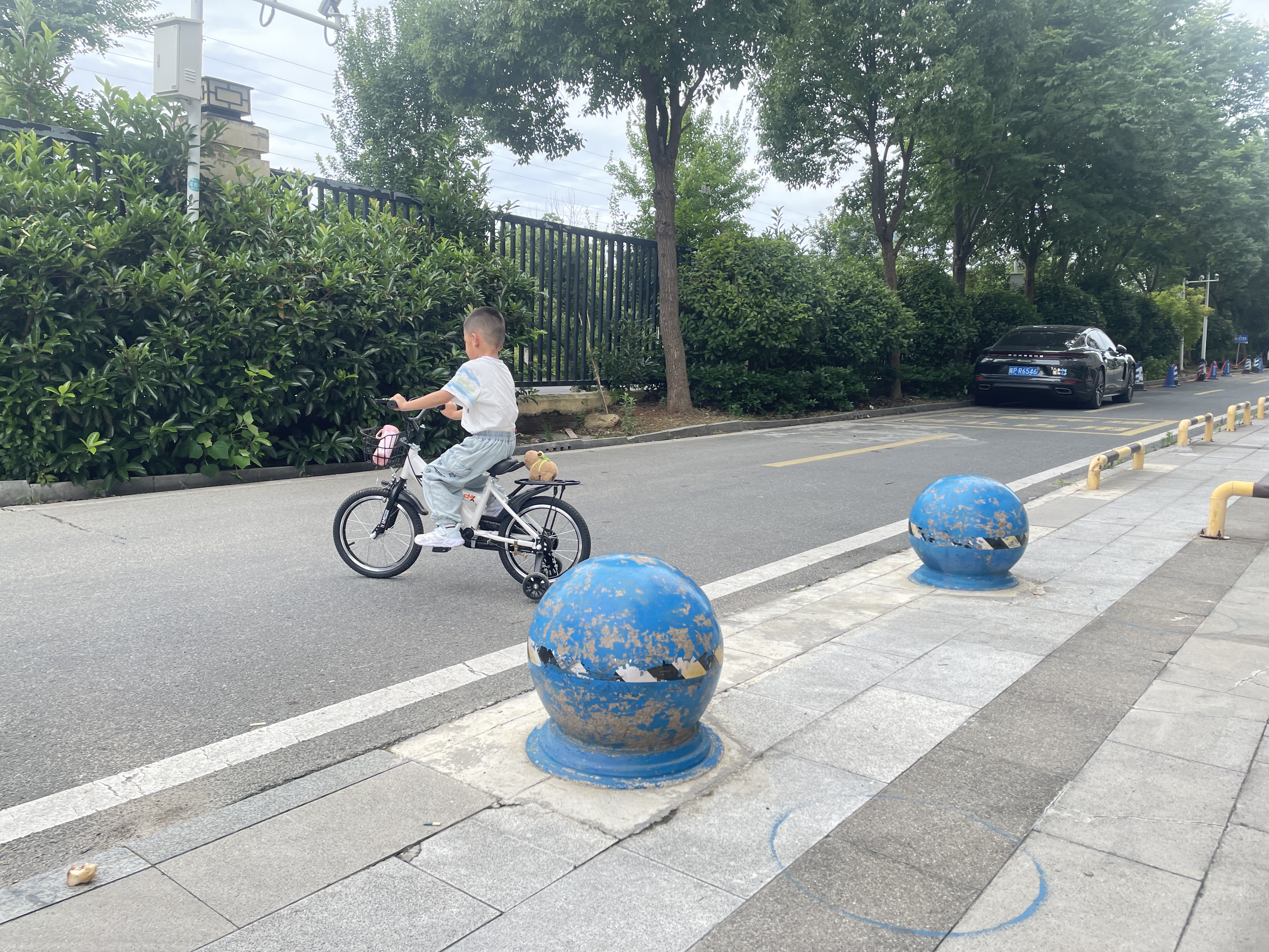 奥仕龙 儿童自行车3-4-5-6-7-8岁小孩单车宝宝脚踏单车男女孩小学生童车 【升级款白】旗舰版+加宽闪光轮 16寸 适合100-120cm 实拍图