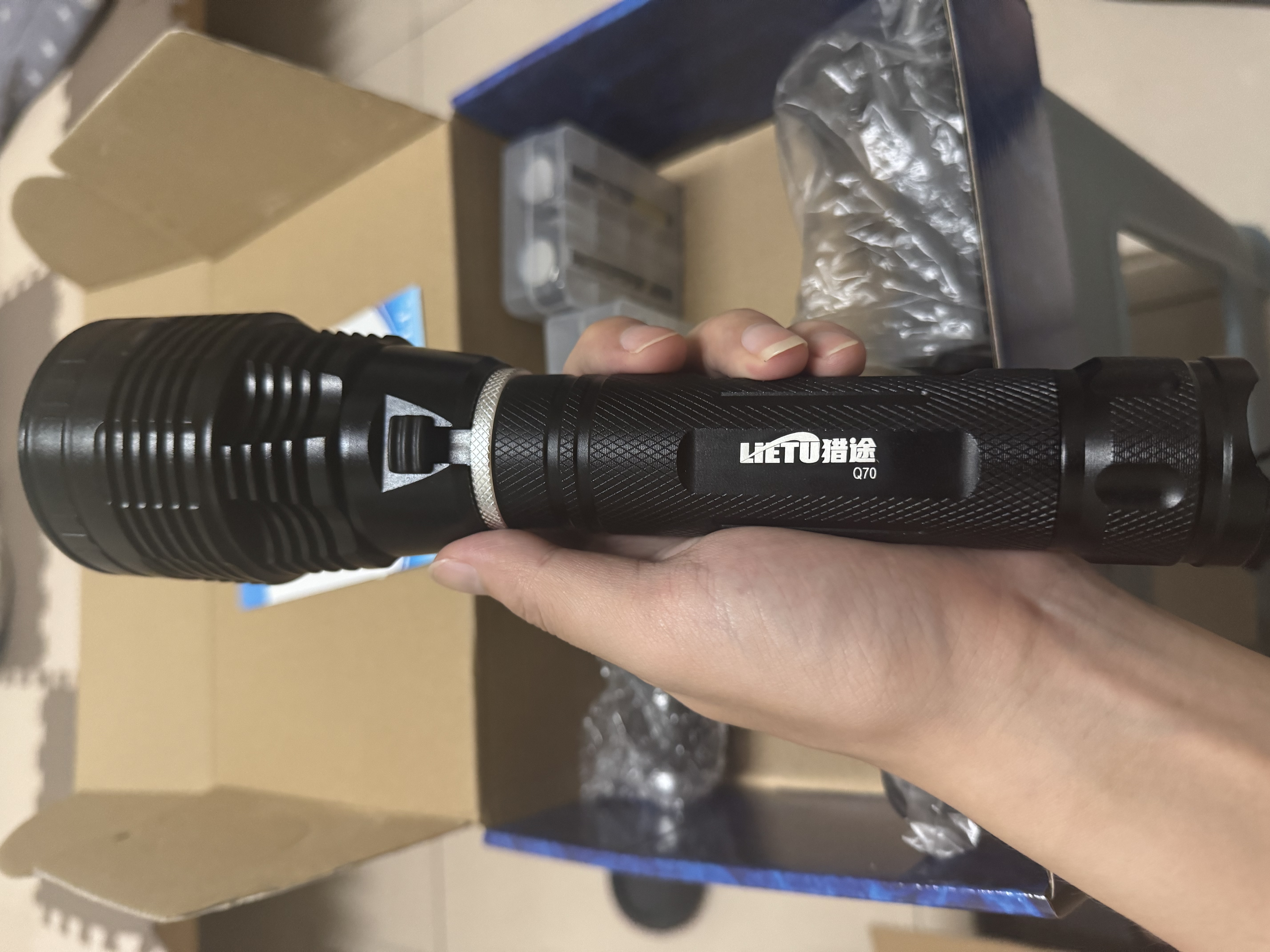 猎途超亮四核LED专业潜水手电筒强光水下防水26650夜潜探照灯超长续航 Q70白光3电4充升级版[15000mA] 实拍图