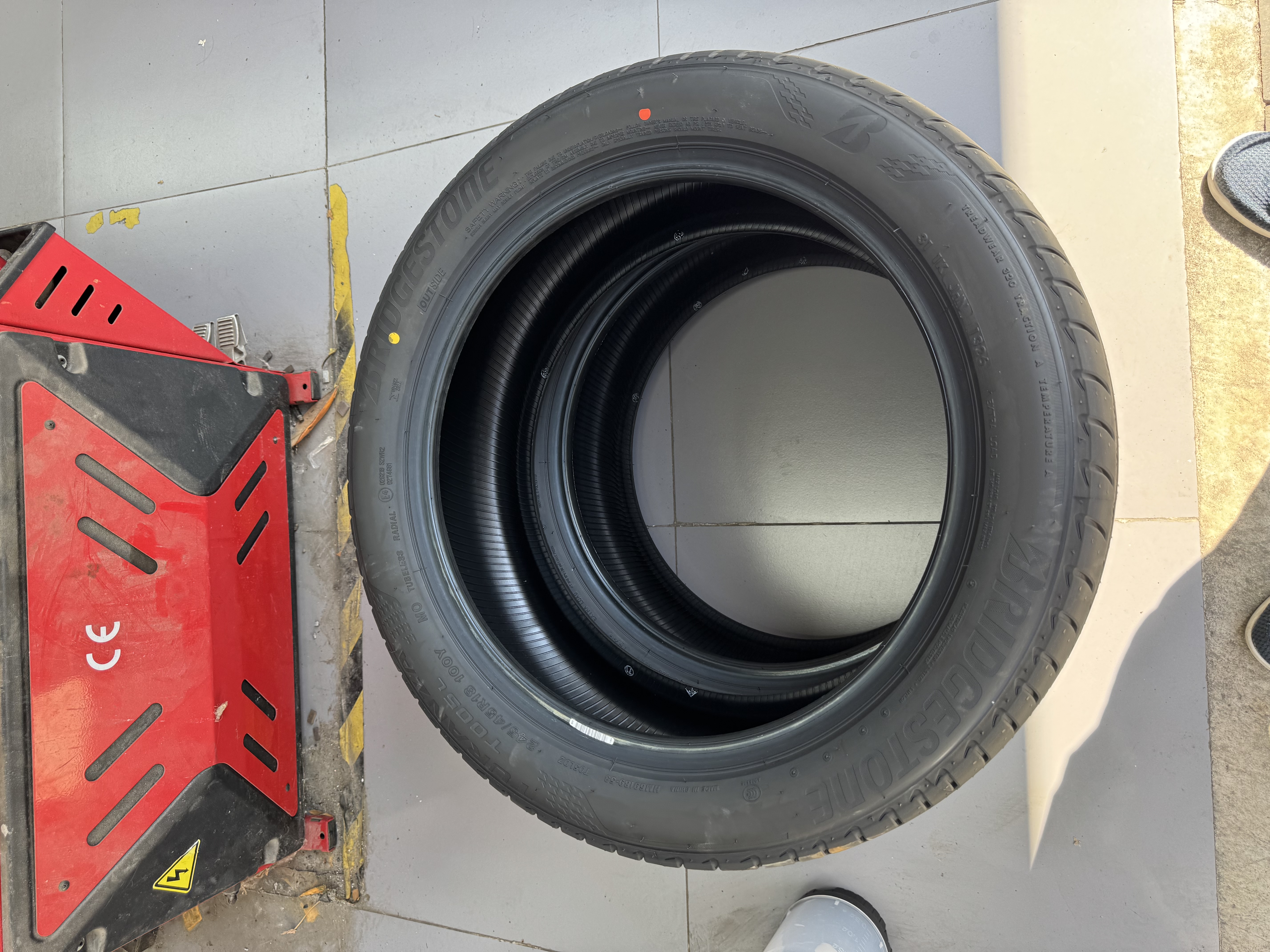 普利司通（Bridgestone）汽车轮胎 245/45R18 100Y 泰然者 T005L 原厂配套奔驰E级 实拍图