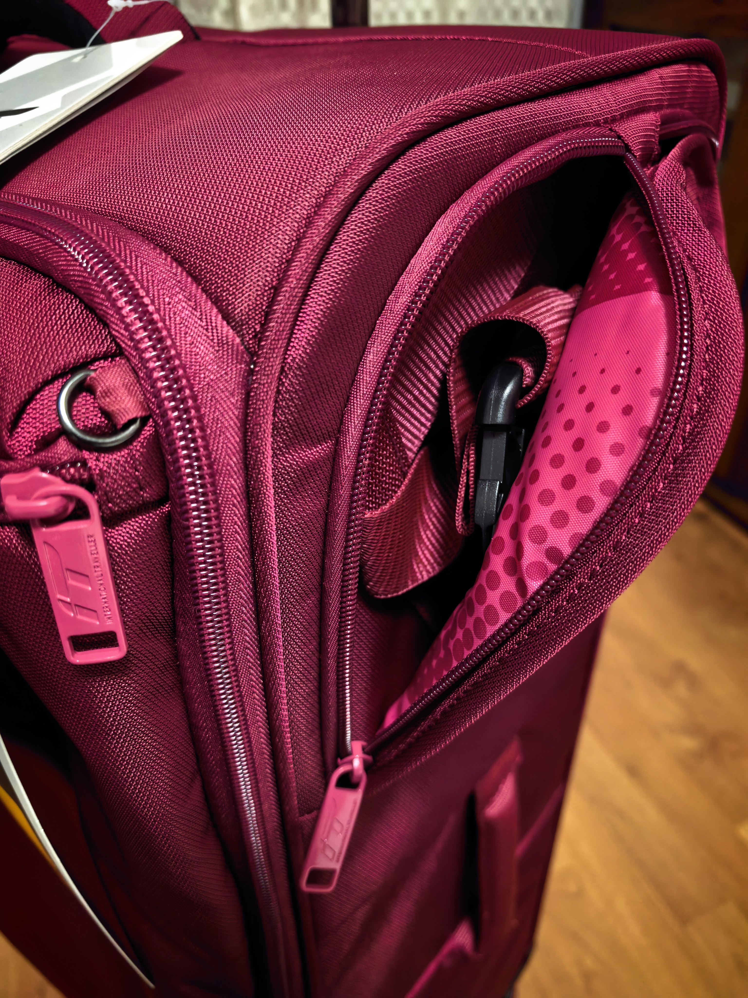 INTERNATIONAL TRAVELLER英国IT拉杆箱托运旅行箱万向轮超轻行李箱28英寸牛津布软箱1157红 实拍图