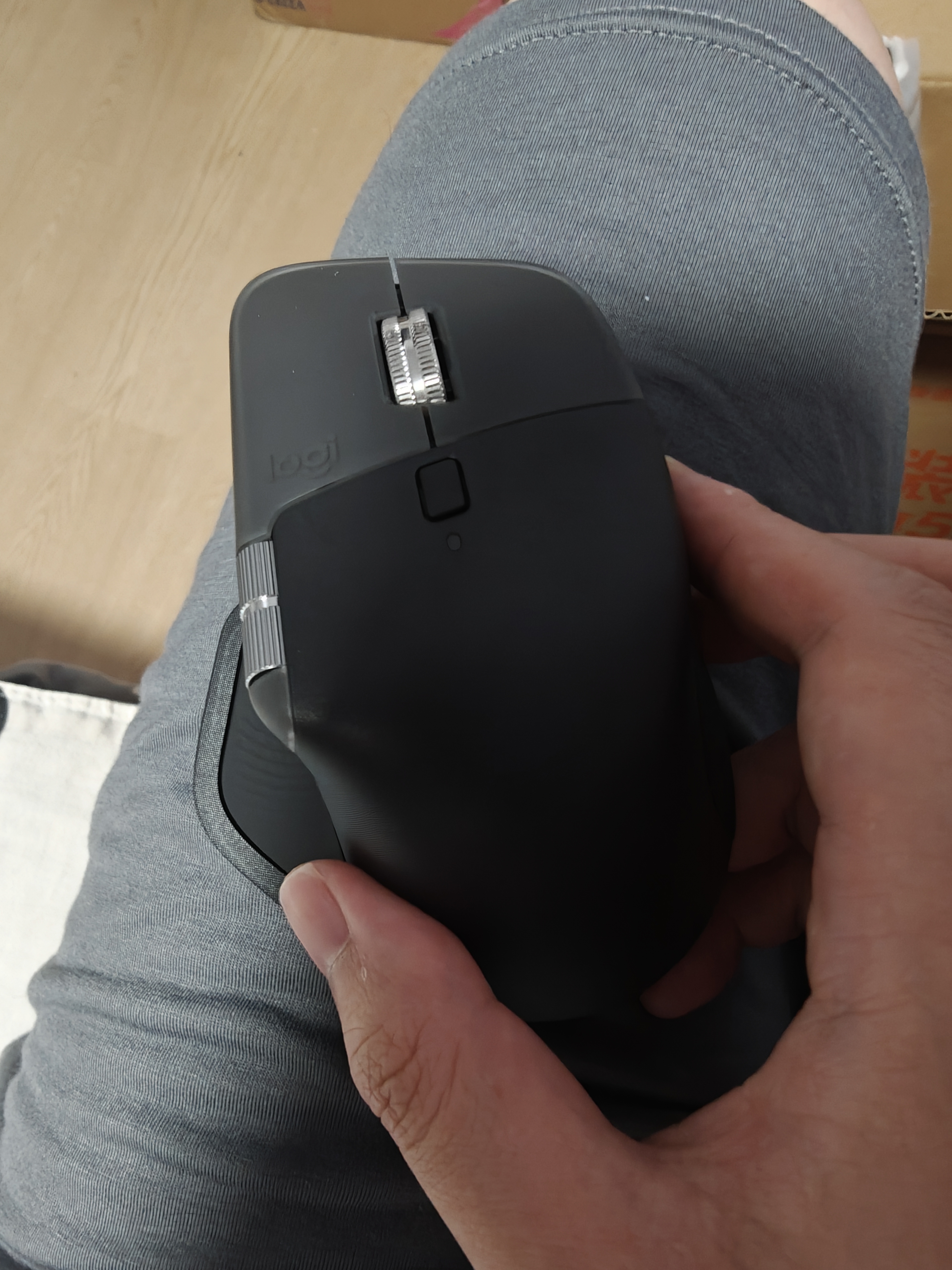 罗技（Logitech）大师系列MX Master 4无线蓝牙办公鼠标双模8K人体工学多设备切换充电电脑笔记本AI智能电磁滚轮mac 【升级】Master4 MAC 黑 实拍图