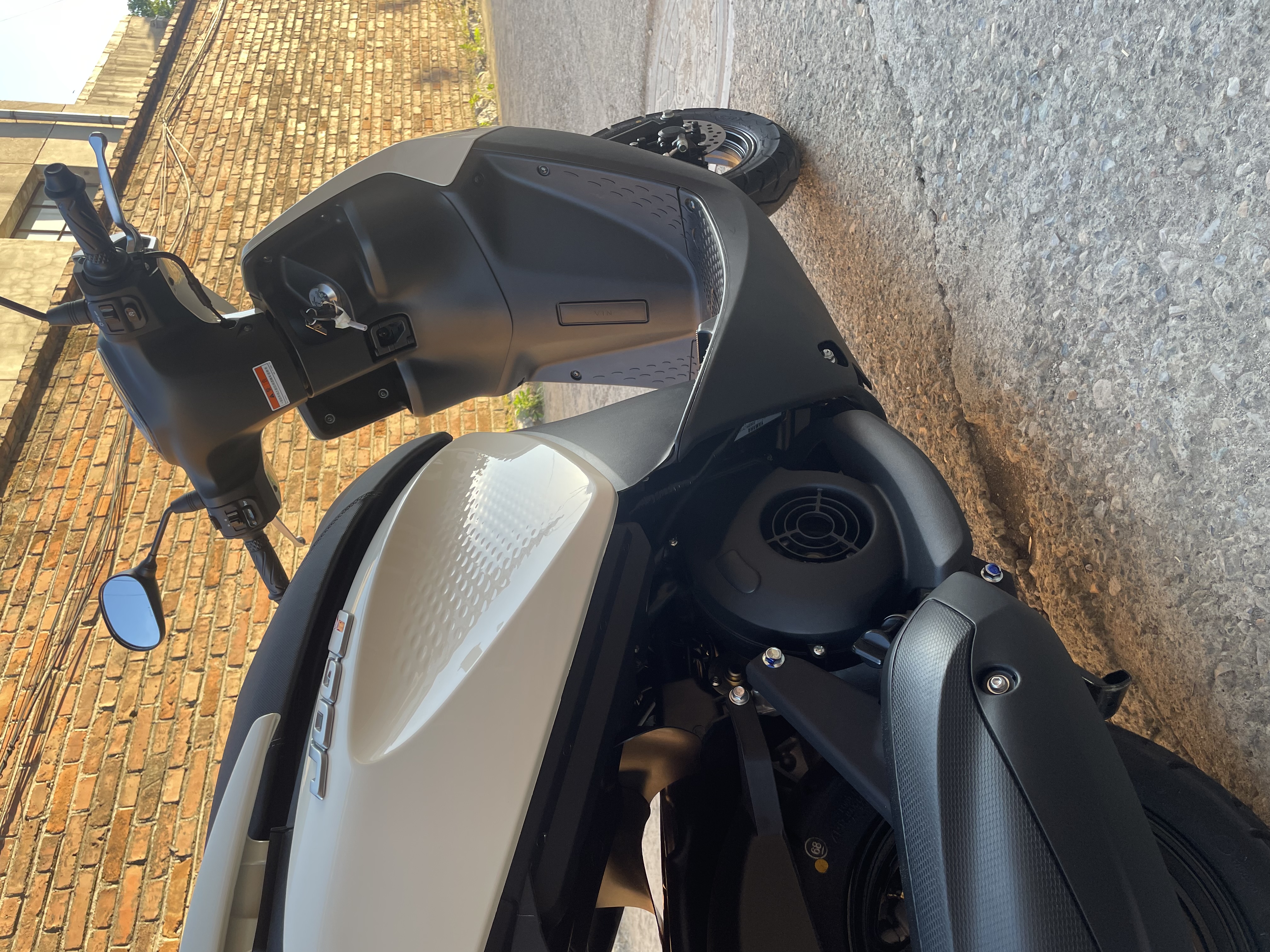 雅马哈巧格iPlus125燃油踏板摩托车 省油通勤代步性价比 象牙白升级24款 实拍图