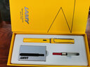 LAMY德国进口 凌美(LAMY)狩猎者钢笔墨水笔礼品笔套装礼盒 含吸墨器+墨胆 小礼盒 高颜值送学生老师 亮黄色F尖(墨囊礼盒) 实拍图