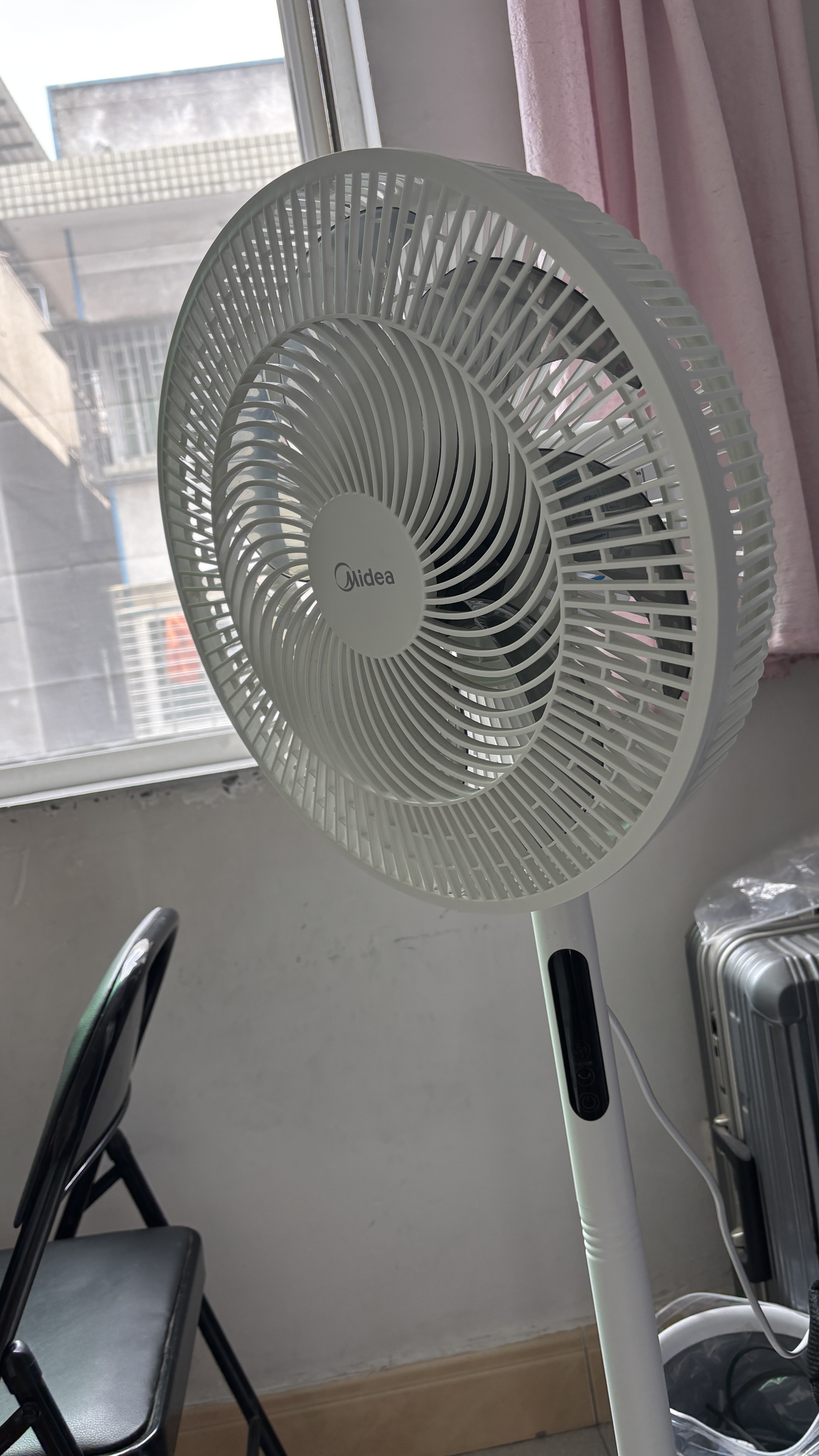 美的（Midea）电风扇家用 遥控落地扇立式节能风扇轻音低噪大风量转页扇空气循环扇 红外遥控丨9H定时 台立两用·SAH35BSJ 实拍图