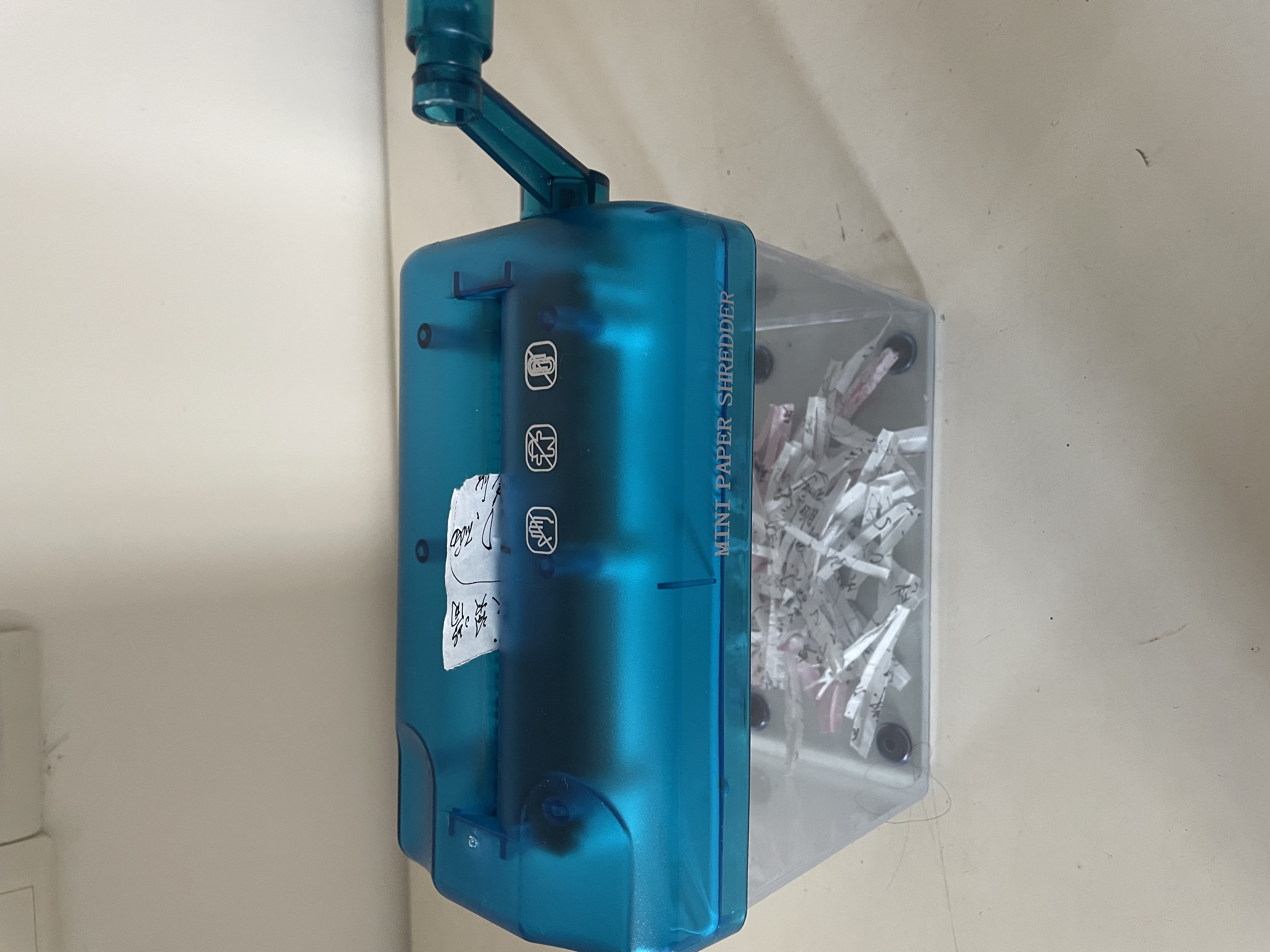 a6手动碎纸机家用A4手摇碎纸机小型办公用碎纸机桌面条状碎纸机 A6小号天蓝色-加厚透明/碳化钢刀 实拍图