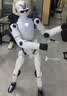 宇树（Unitree）【价保618】R1人形机器人  AI大模型 语音交互 定制改造 家庭陪伴 文娱商演 教育科研 R1蓝白色 实拍图