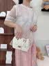 纪诗哲（GIEVSZHE）轻奢包包女包2026年新款单肩包女士手提斜挎包生日礼物送女友老婆 方扣-米白色｜配蝴蝶结珍珠挂饰｜品牌礼盒装 女士包时尚百搭洋气高级感实用情人节纪念日礼物双11 实拍图