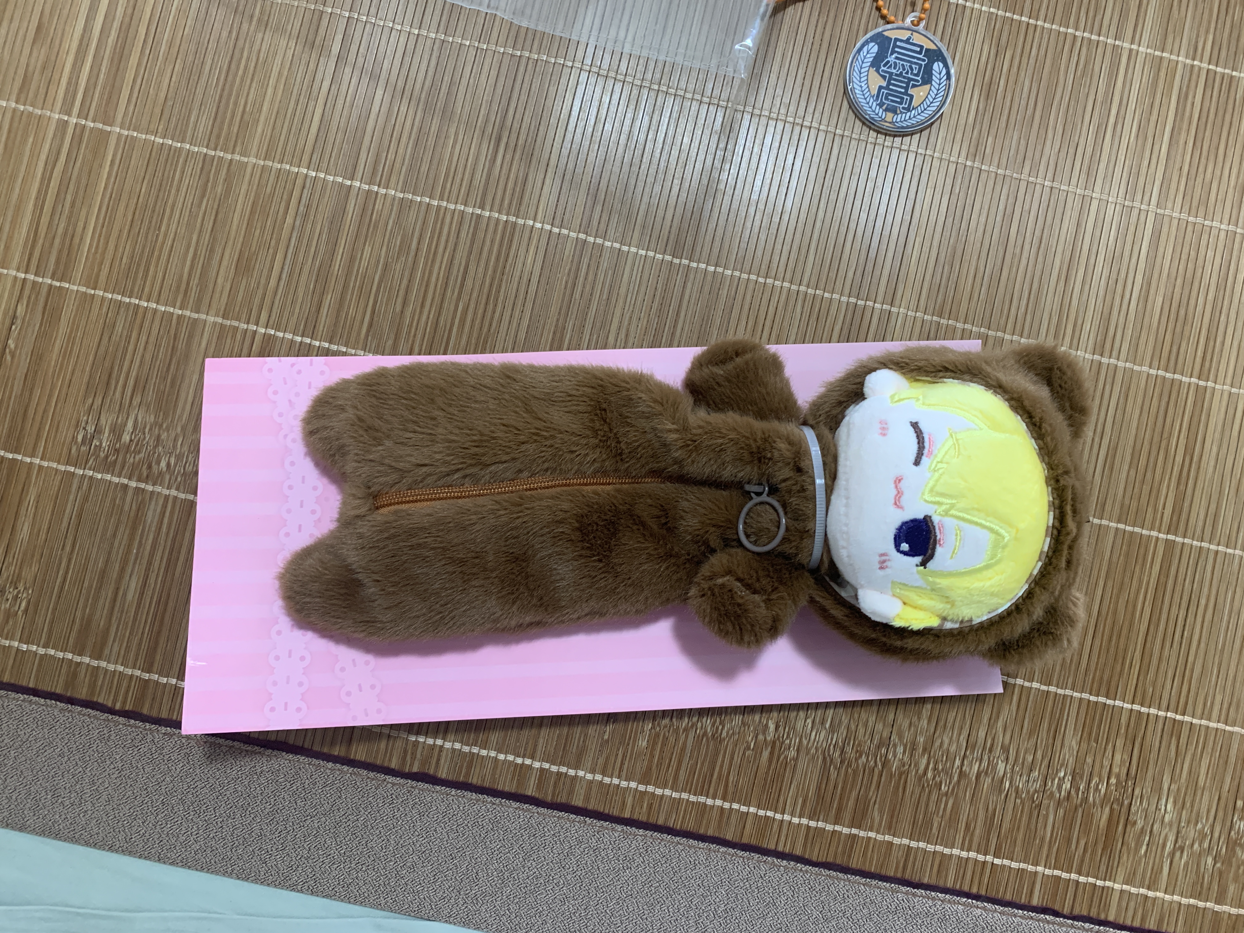 得力（deli）樱兰高校毛绒公仔笔袋大容量学生文具收纳包可爱卡通挂饰包挂 须王环 棕色YL634毕业礼物礼物 实拍图