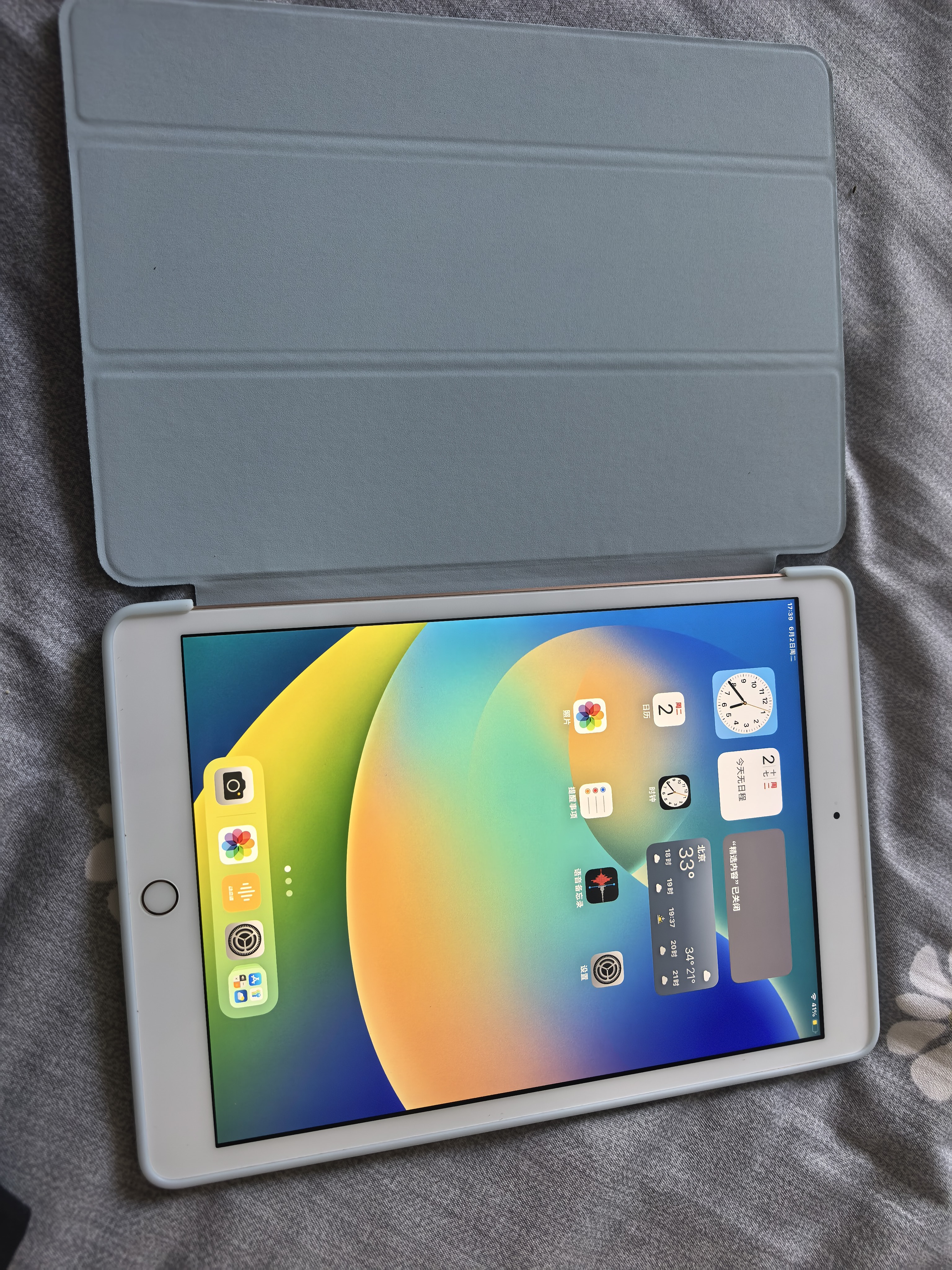 JPLAYER适用苹果iPad 9/8/7保护壳套2021-2019款10.2英寸平板电脑保护壳三折支架智能休眠全包外壳白冰蓝 实拍图