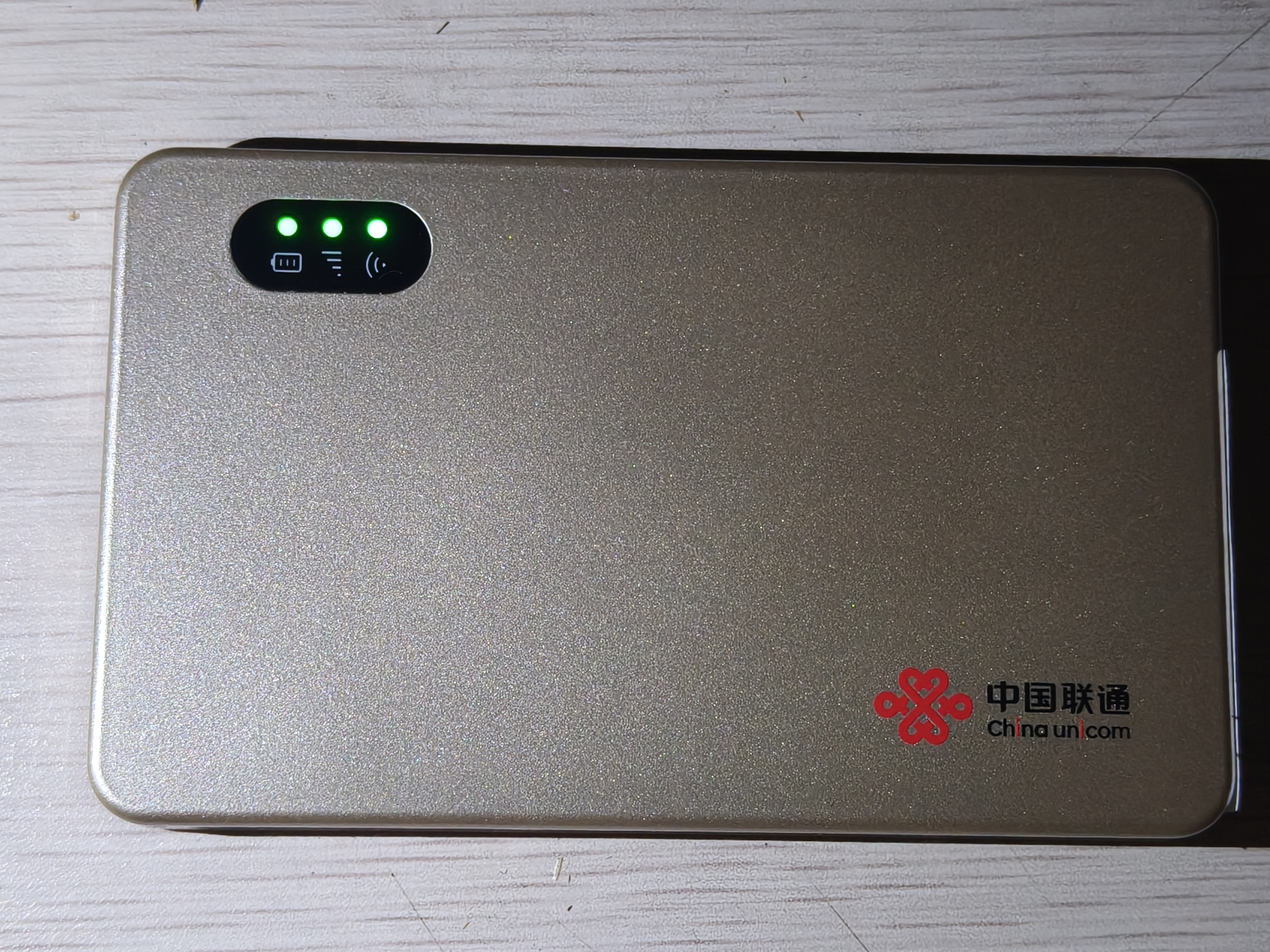 中国联通随身wifi6无线网络2025新款网卡路由器车载家用免插卡移动wifi联通流量全国通用支持5g/4g设备 【1500G高速Wifi6】旗舰沙漠金-轻薄机身 实拍图