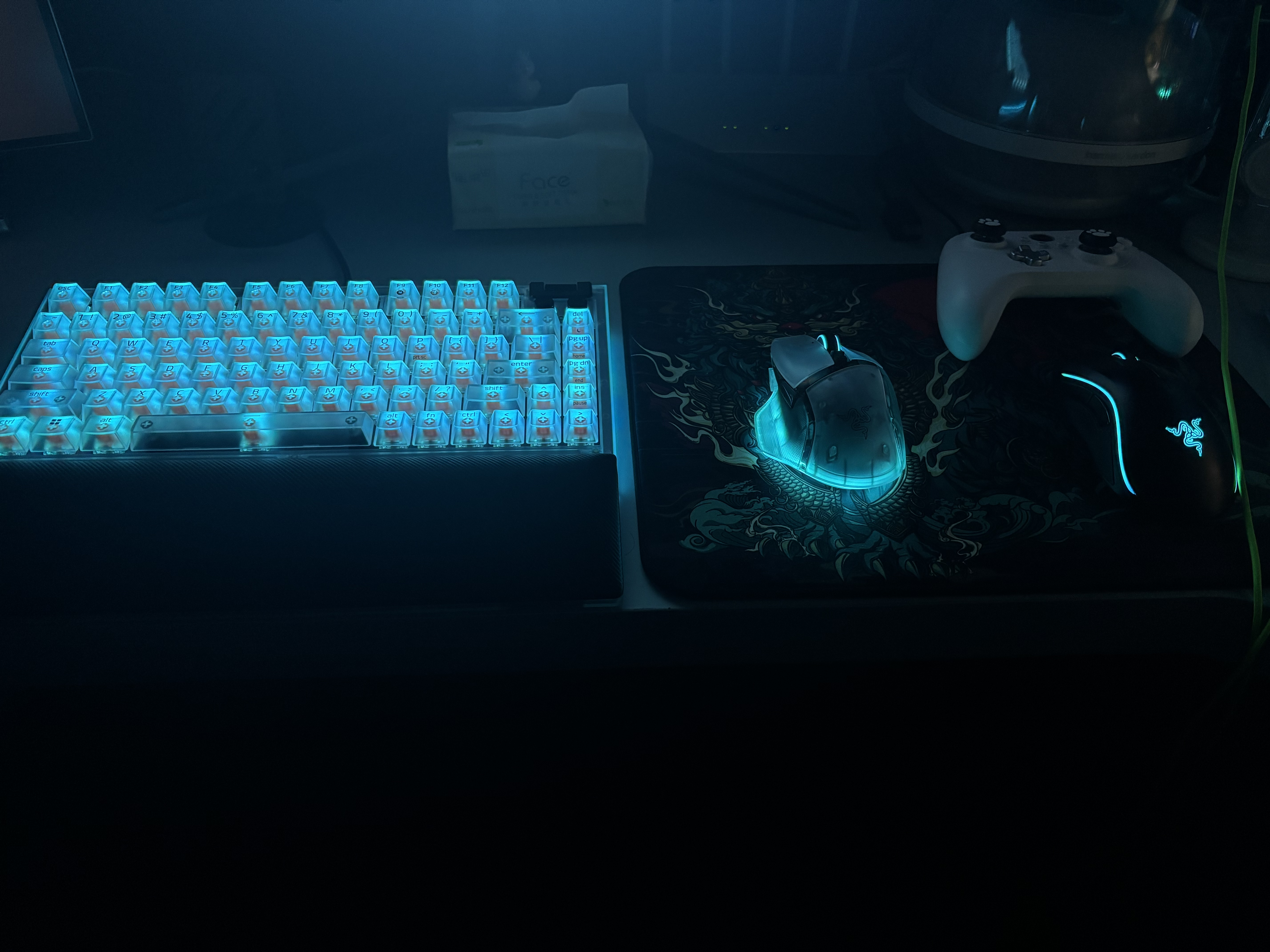 雷蛇（Razer）巴塞利斯蛇V3专业版 35K幻影白 无线鼠标 人体工学设计 RGB幻彩灯效 吃鸡/LOL/CS GO游戏 实拍图