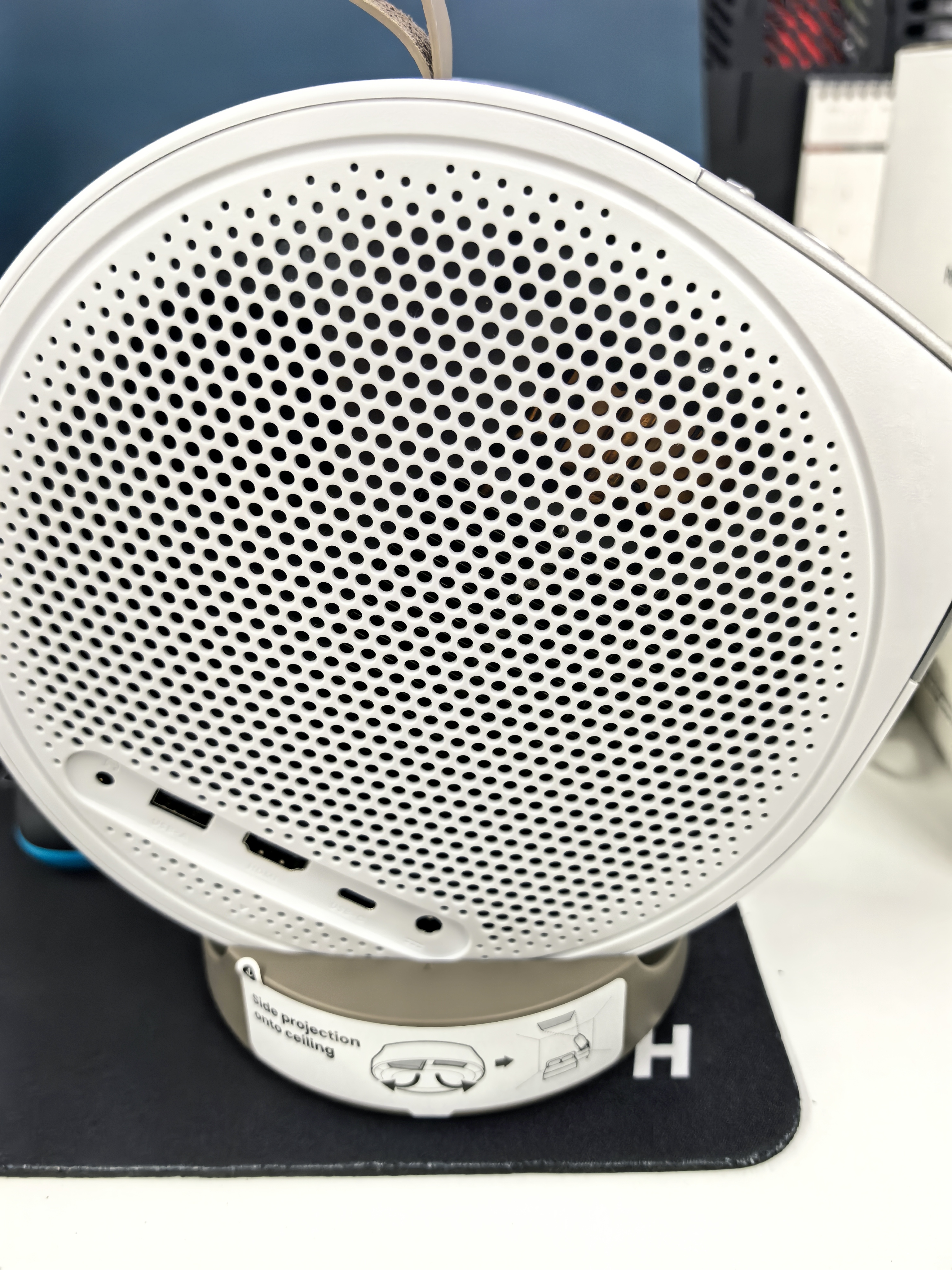 明基（BenQ）GV32 全智能旋转投影仪 投影仪家用（135°全段式旋转 自动校正 亲子陪伴 便携防摔 HDR10） 实拍图
