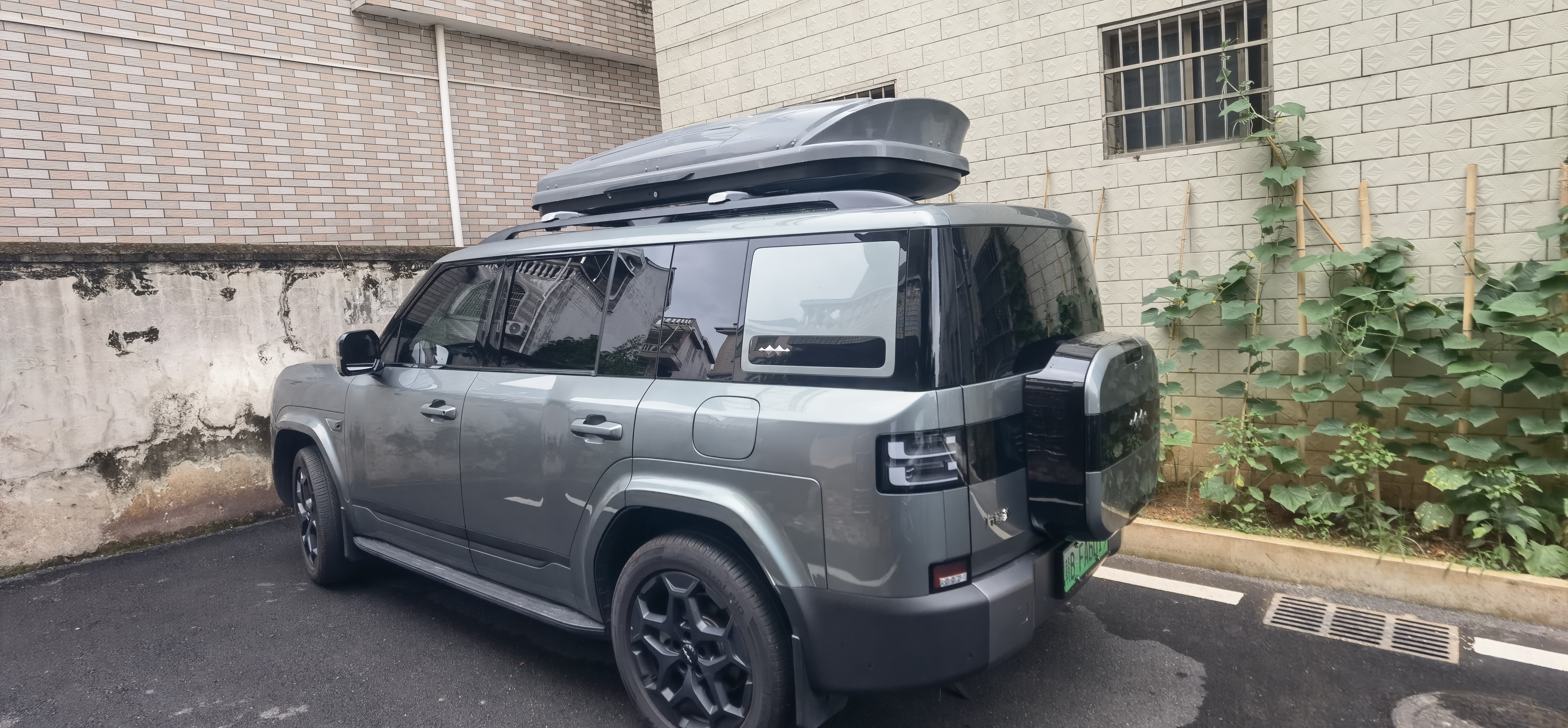 MIIKKE汽车车顶行李箱suv通用轿车超薄扁平车载车顶旅行箱大容量易安装 双开880L黑/白/灰+静音横杆 实拍图