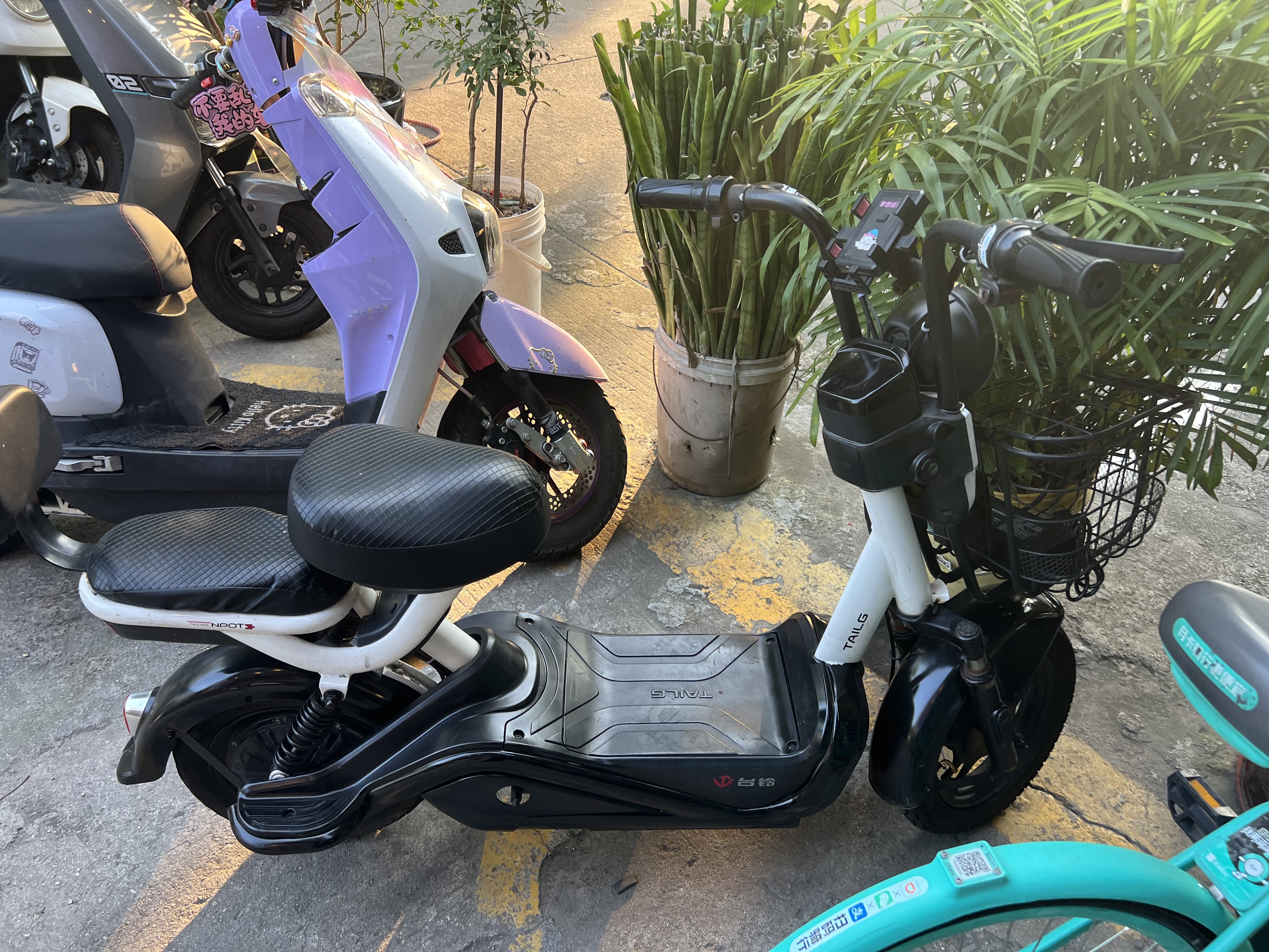 浪漫印记ROMANMARK电动车儿童座椅前置电瓶车宝宝坐椅踏板摩托车前置通配型通用安全凳适用于雅迪爱玛绿源9号电瓶车 黑色 【扶手】 3岁-6岁 实拍图