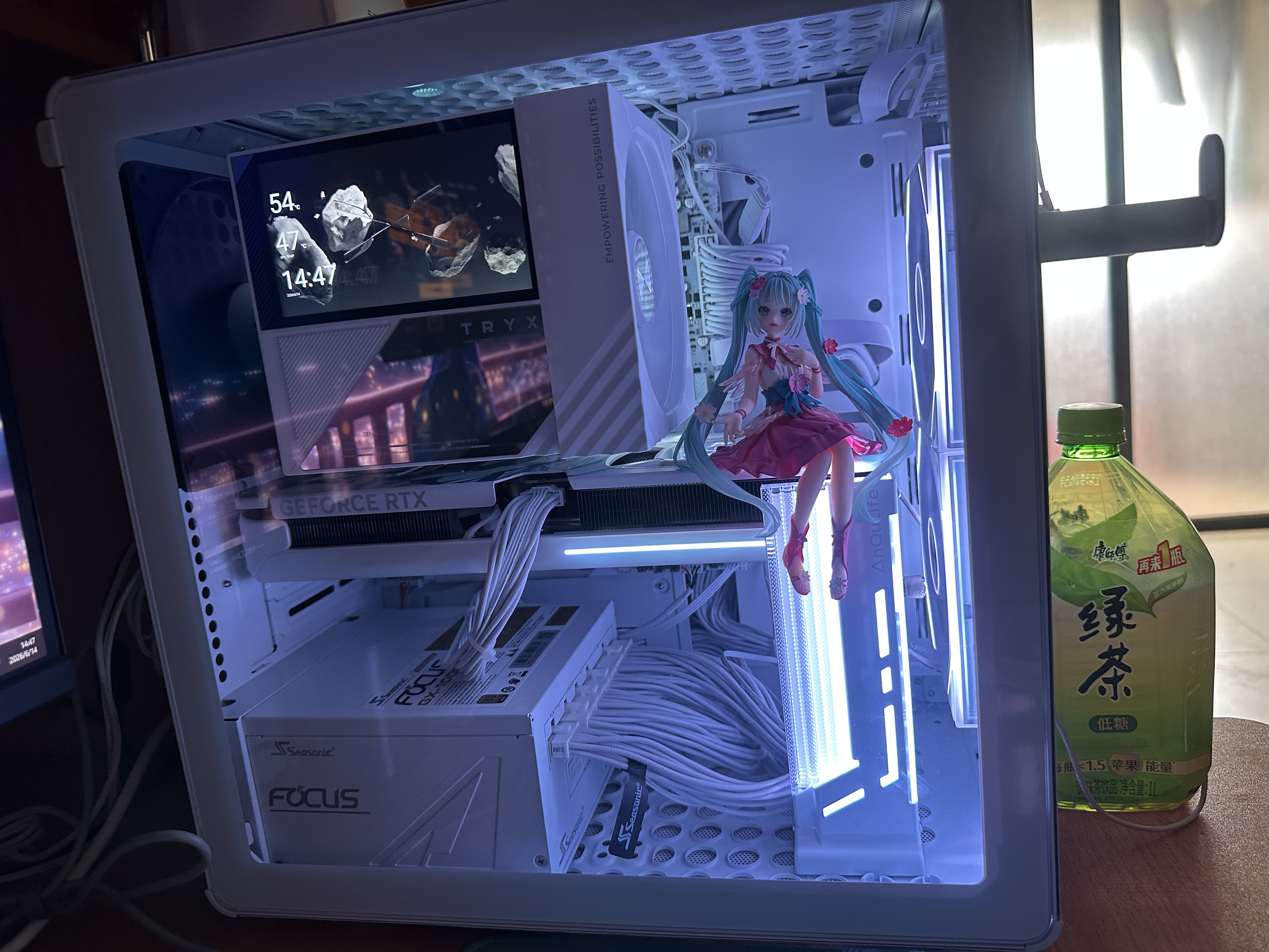 酷冷至尊（CoolerMaster）Qube酷方340 白色 MATX电脑机箱/双向自由放置/钢玻侧板/洞洞板创意机箱/预装风扇/240水冷位 实拍图