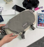 BAGSMART斜挎包大容量相机包男女休闲通勤便携单肩包胸包邮差包户外包送礼 灰色 中包 实拍图