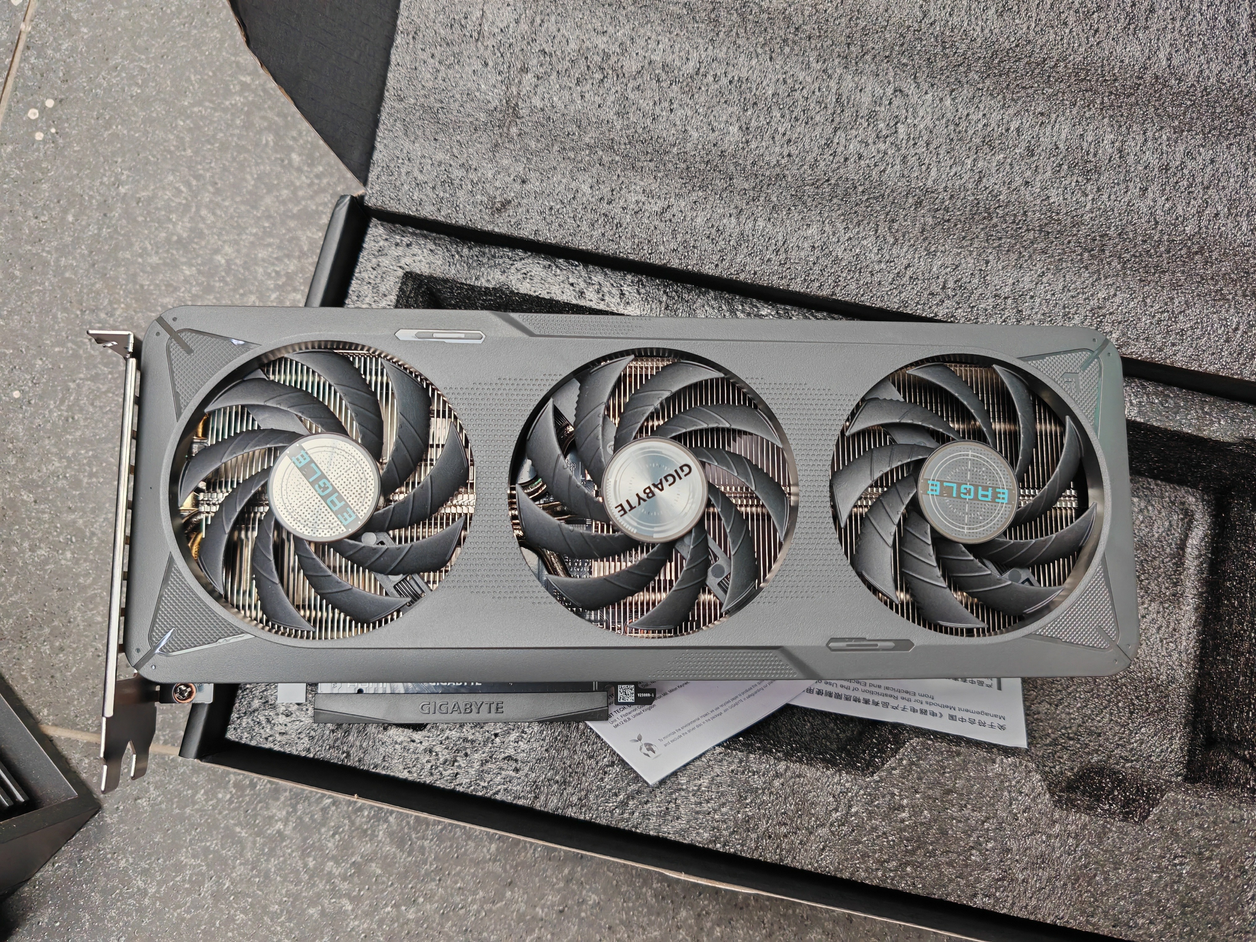 技嘉（GIGABYTE）5060 8G显卡 猎鹰MAX GeForce RTX 5060 Eagle MAX OC 8G DLSS4游戏设计OpenClaw龙虾本地部署显卡 实拍图