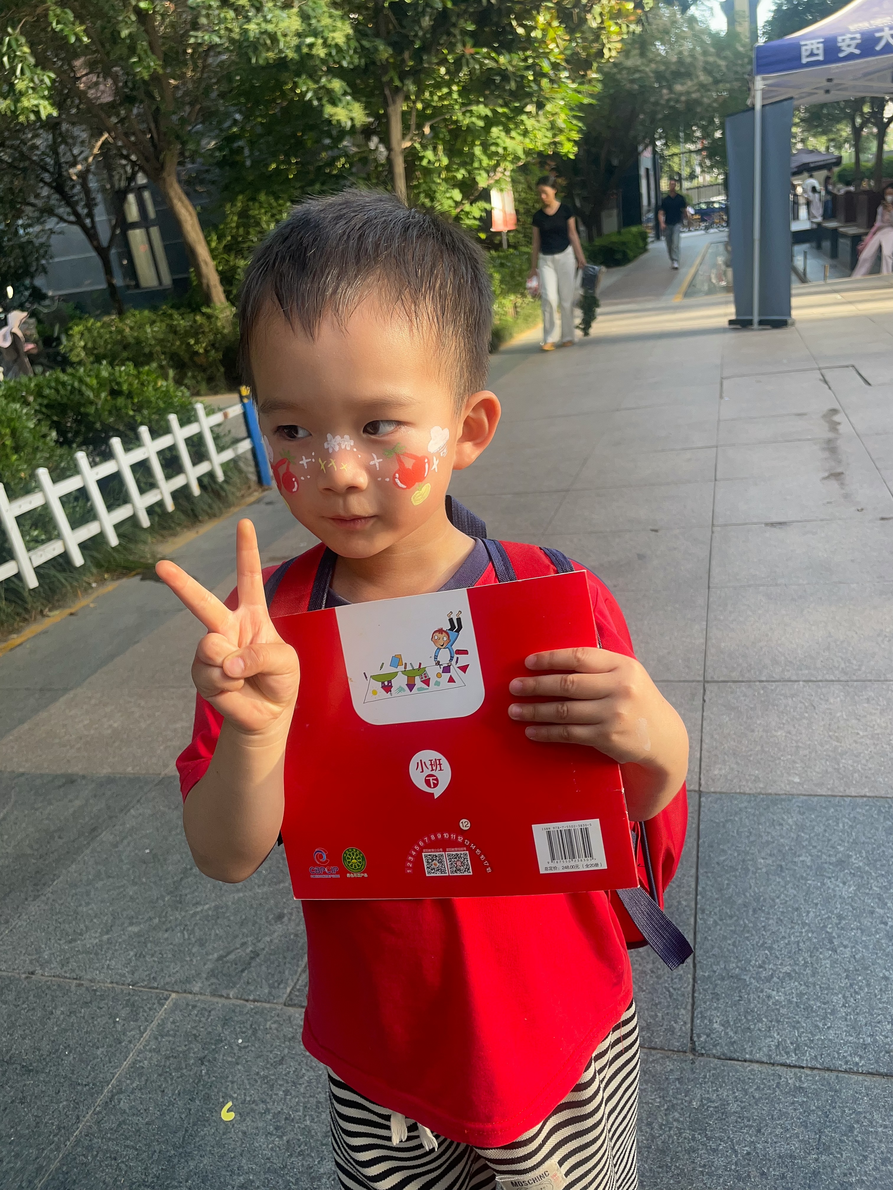 戴维贝拉（DAVE＆BELLA）儿童长袖T恤秋季新款男小童上衣女宝宝可爱打底衫洋气婴幼儿衣服 白色【现货】 130 cm（建议身高120-130cm） 实拍图