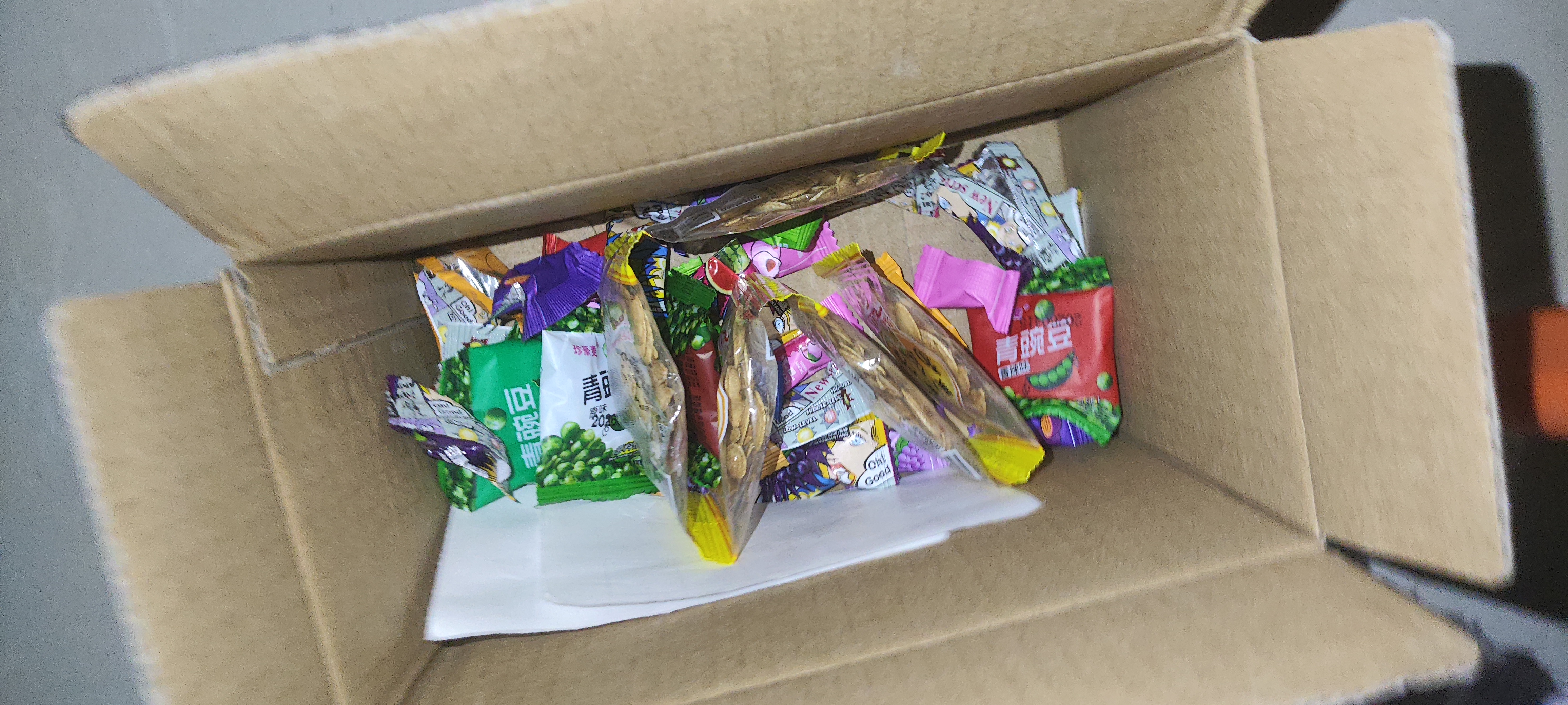 【三只松鼠同厂】零食大礼包中式糕点糖果辣条组合休闲零食 【超值礼包】11款共66包（每箱约400g） 1箱装 实拍图