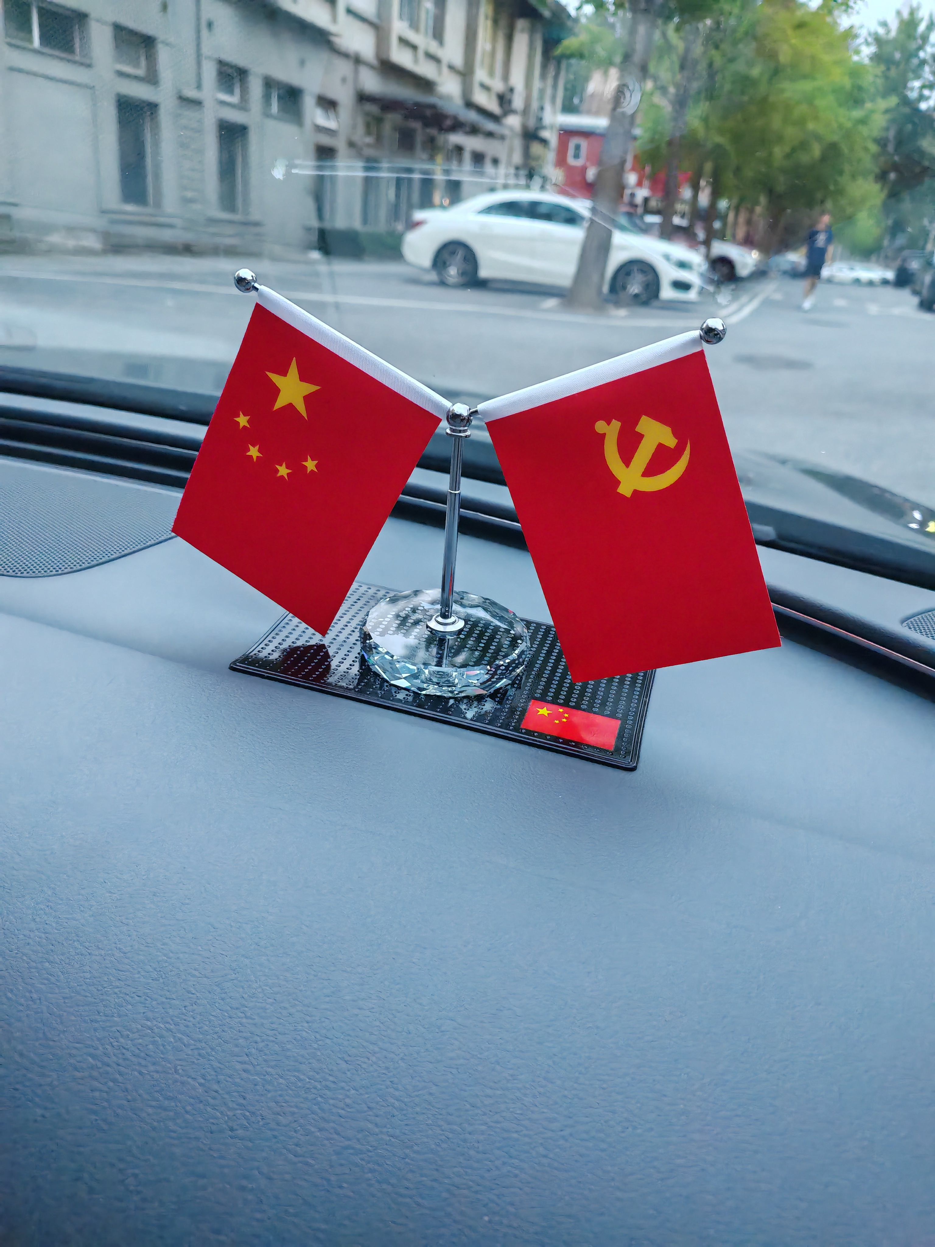 抒文车载国旗摆件汽车用小红旗国旗五星旗党旗高档办公桌车内装饰用品 Y型钻边水晶底座+黑色红旗防滑垫 实拍图