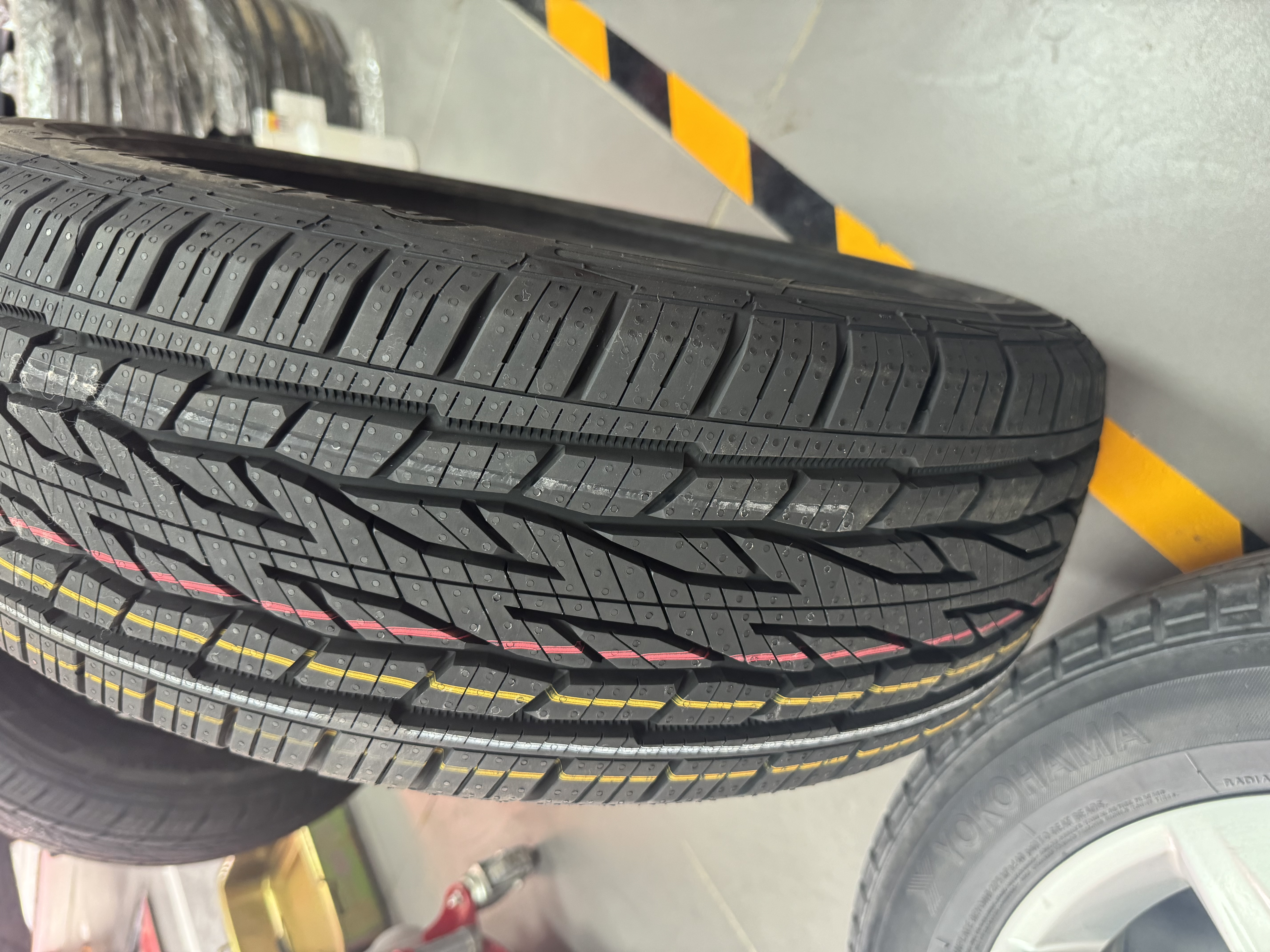 马牌（Continental）汽车轮胎 215/60R17 96H LX2 FR 原配吉普自由者/指南者 实拍图
