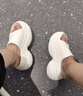铂呐苓厚底拖鞋女2026新款夏季外穿增高家居防滑海边沙滩踩屎感eva凉拖 米白 36-37 【标准码】 实拍图