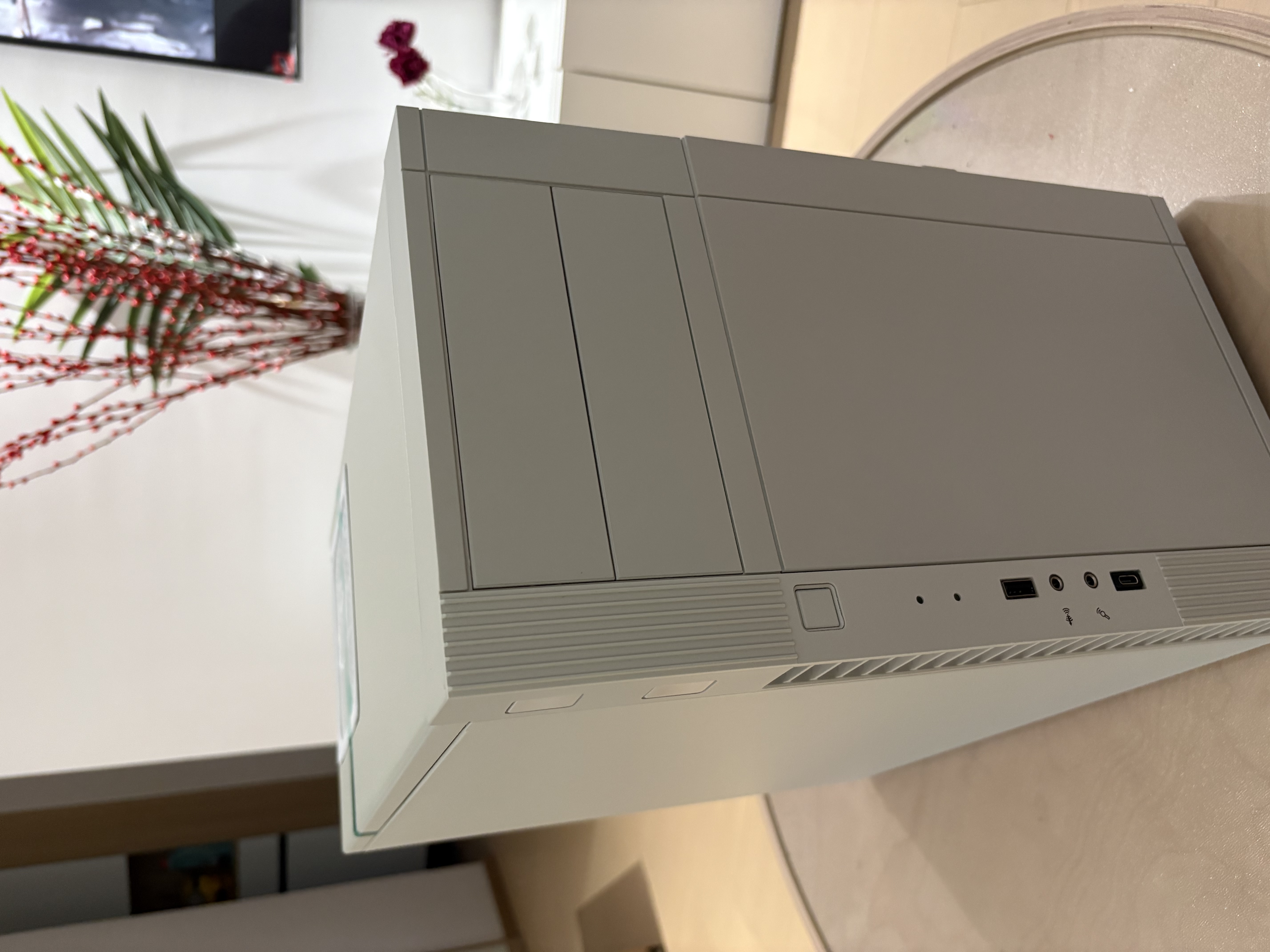 银昕（SilverStone）PS07复刻版MATX机箱 (经典老箱复刻/支持120水冷/Type-C/6个3.5”硬盘空间/PS07W-C) 实拍图