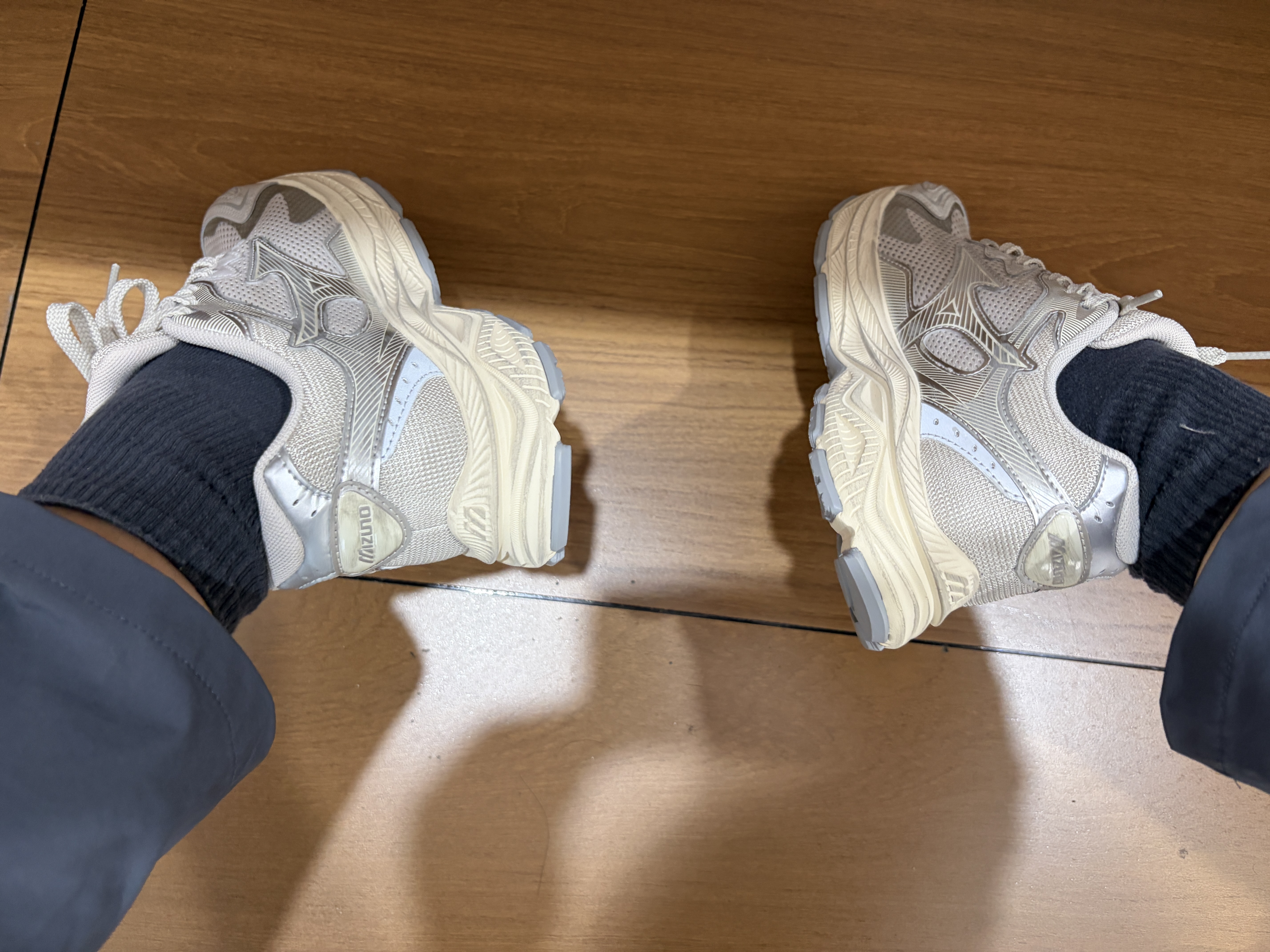 美津浓（MIZUNO）【吴曦同款】男女运动休闲缓震透气网面跑步鞋RACER S 实拍图