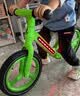 凤凰（Phoenix）儿童平衡车1-2-3-6-8岁幼儿宝宝学步滑步男女孩发光减震竞速礼物 【尼龙车身】荧绿色-灯光减震款（含护具头盔） 14寸 实拍图
