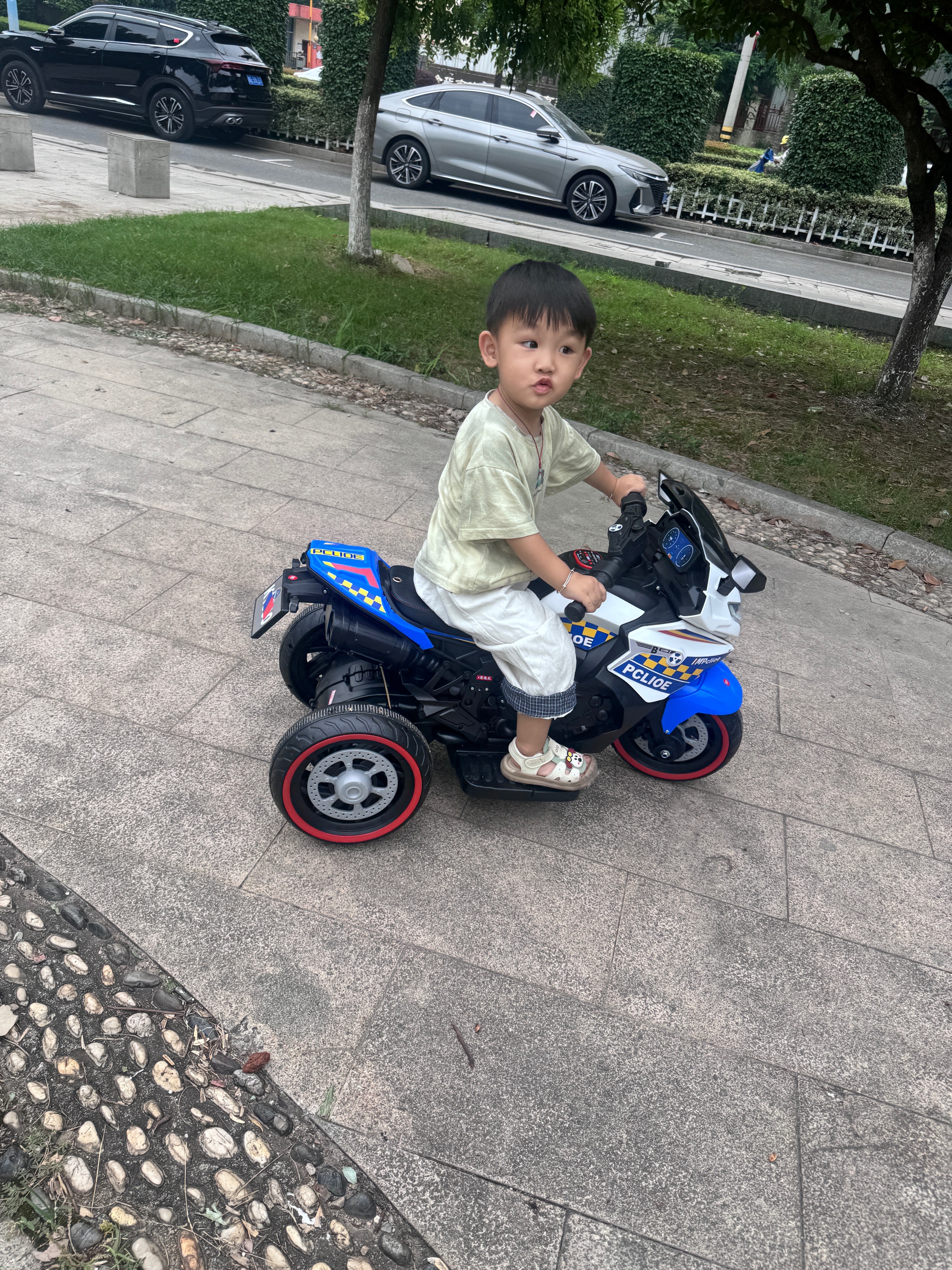贝趣儿童电动车摩托车1-3-6岁宝宝三轮车小孩玩具车可坐人遥控电瓶车 大号警车蓝【遥控+双驱+蓝牙音乐灯光+皮座】 1-7岁生日周岁六一儿童节礼物 实拍图