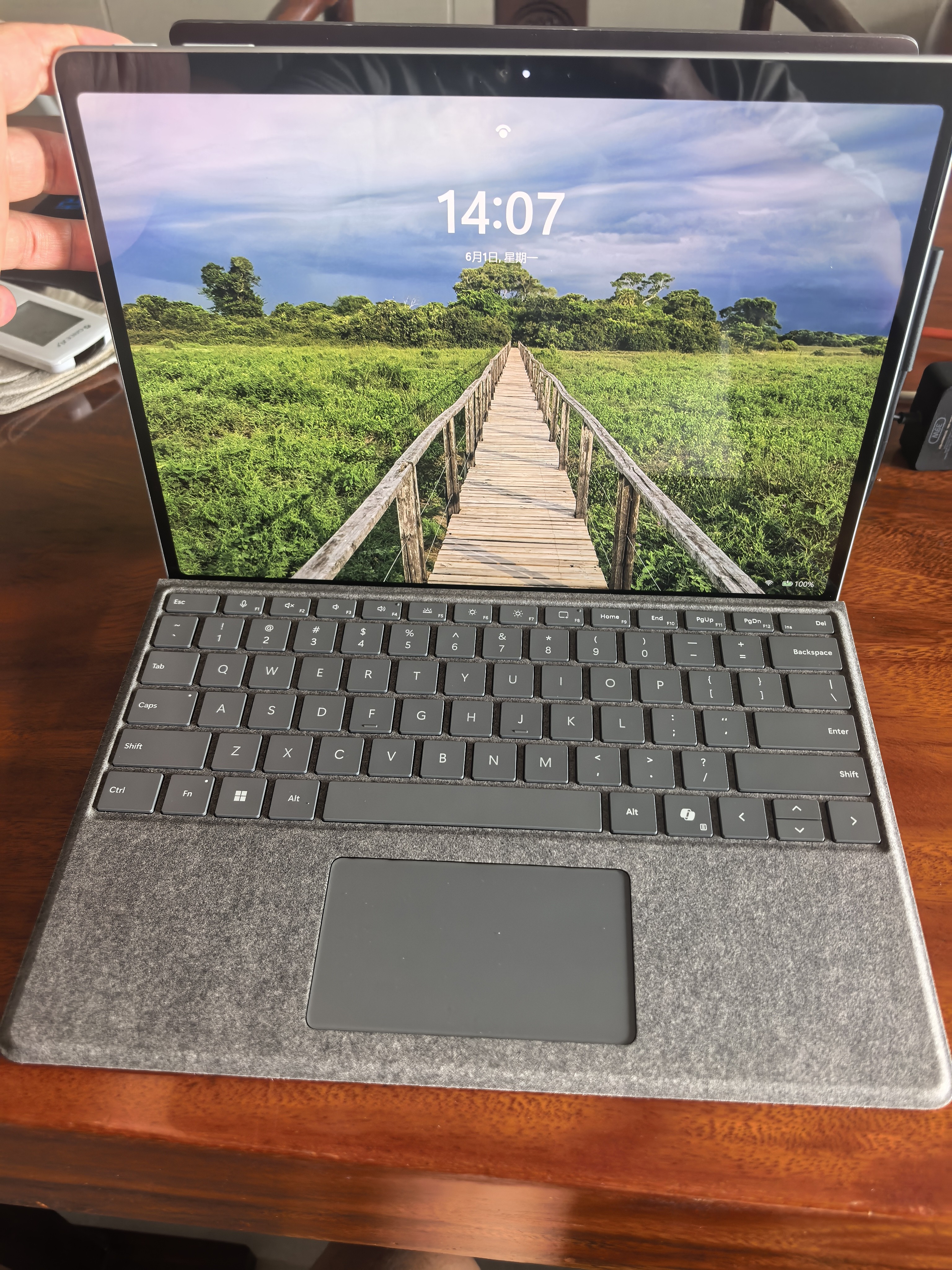 微软（Microsoft）Surface Pro 13英寸键盘盖 带超薄触控笔笔槽无笔 亮铂金 (适配Surface Pro 第12/11/9/8代单主机) 实拍图