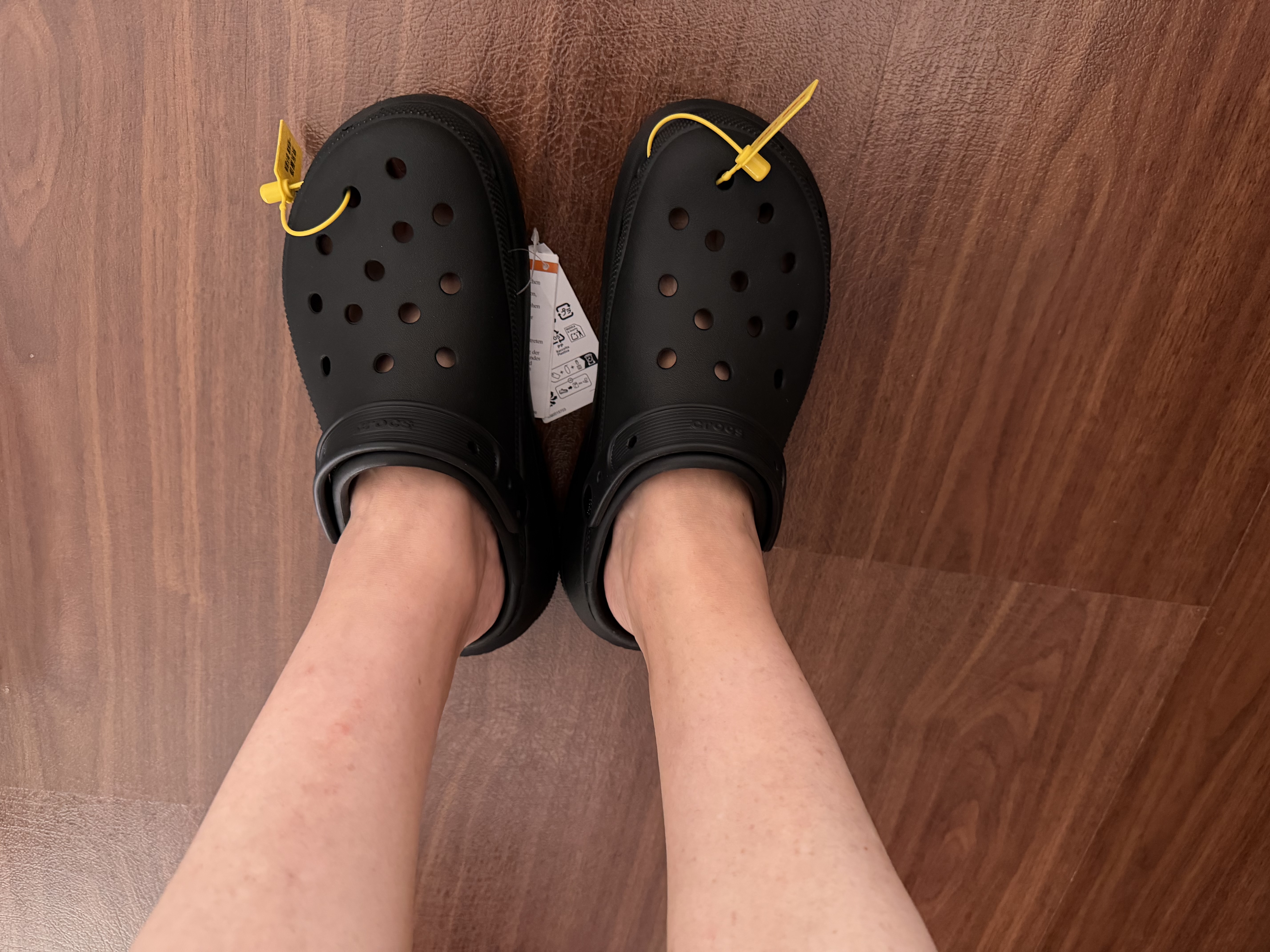 卡骆驰（CROCS）男女泡芙洞洞鞋户外休闲时尚厚底一脚蹬沙滩鞋 207521-001 38-39 实拍图