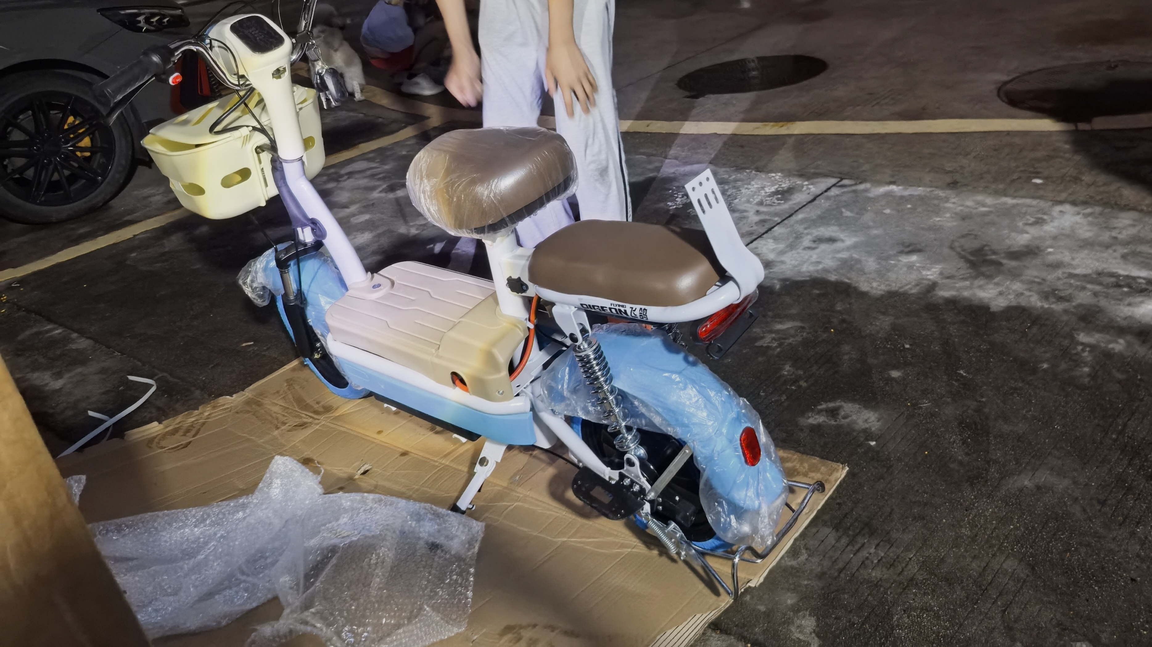 飞鸽电动车新款女生小型轻便新国标电动自行车成人代步通勤续航电单车两轮电瓶车 晴空蓝【全国联保/智能快充/终身保障】 【铅酸】14A载能-续航约80里+可提充电 实拍图